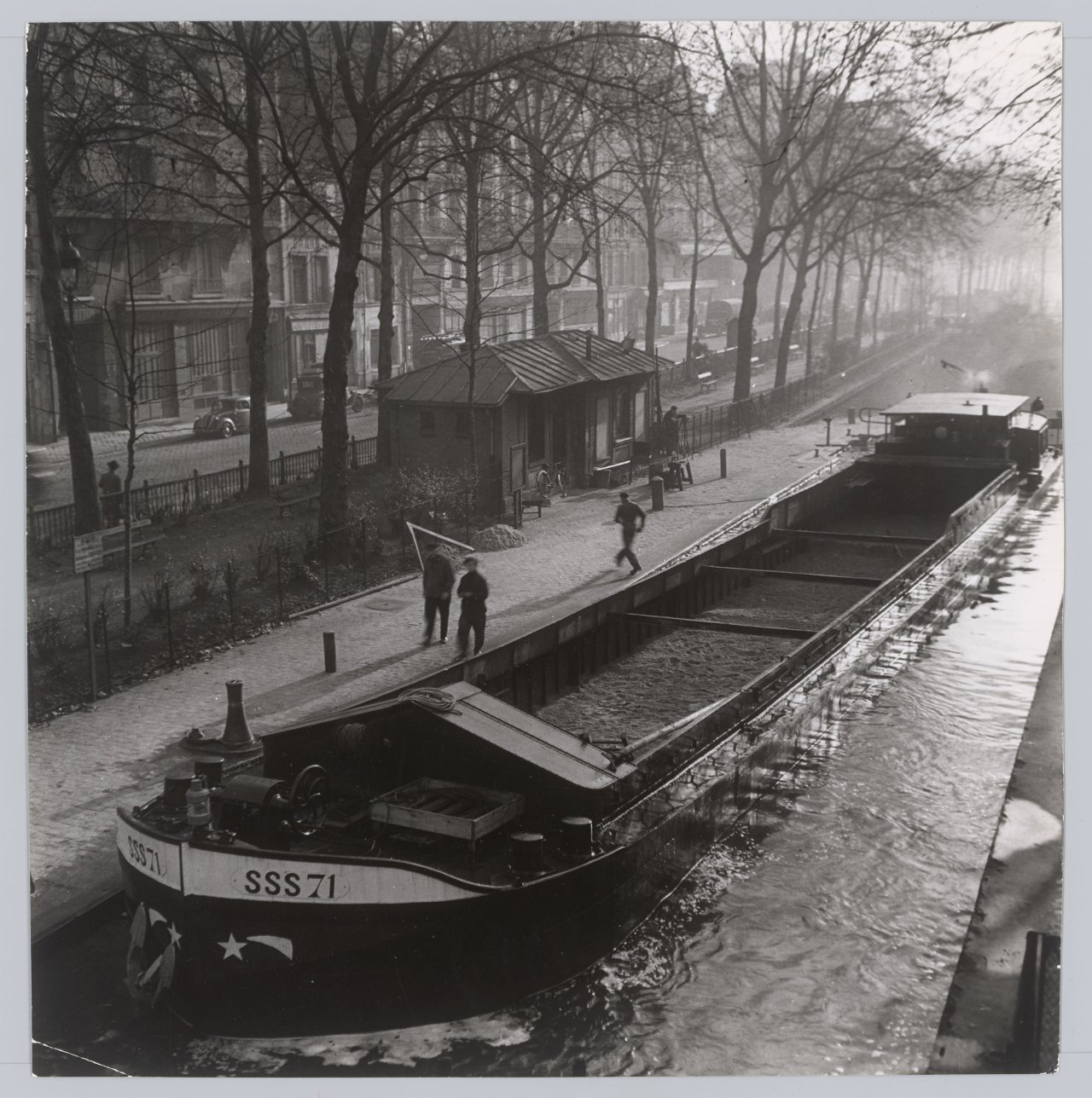 This picture shows the following artwork: Paul Almasy. ”Le Canal d'Ourcq, Paris”. 1949.