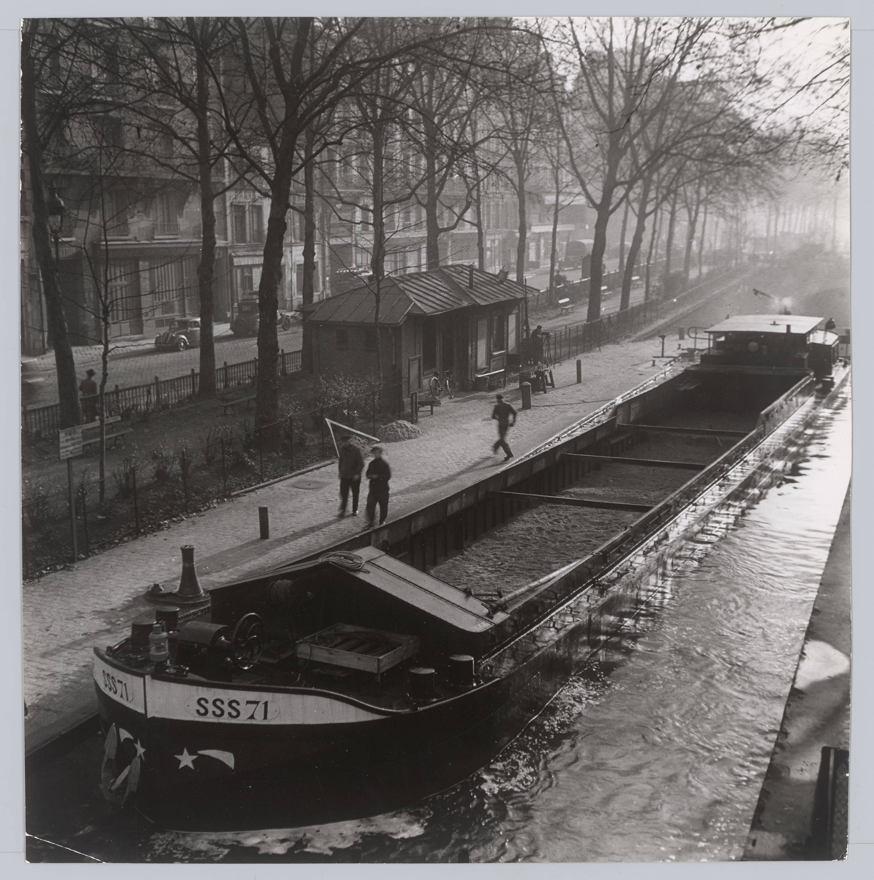 This picture shows the following artwork: Paul Almasy. ”Le Canal d'Ourcq, Paris”. 1949.