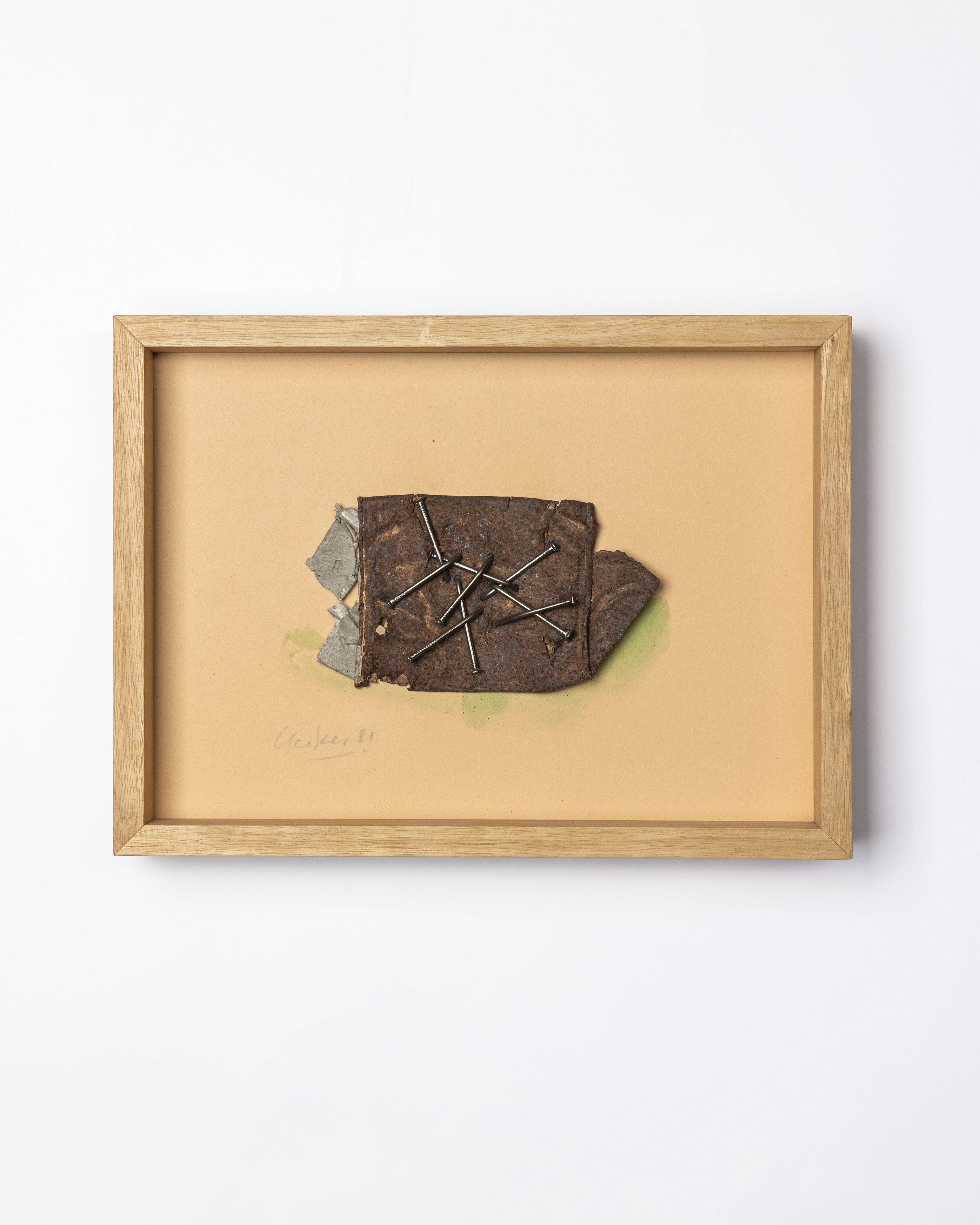 Auf diesem Bild ist das folgende Kunstwerk zu sehen: Günther Uecker. „Wüstenfund [14]“. 1981 .