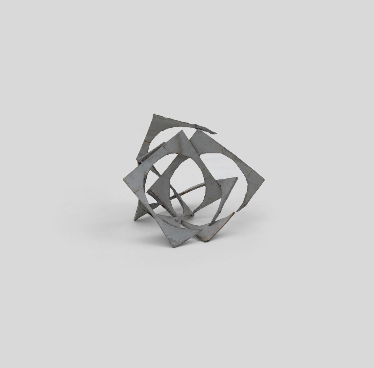 Auf diesem Bild ist das folgende Kunstwerk zu sehen: Hermann Glöckner. Ohne Titel (Vier kreisförmig ausgestanzte Quadrate, ineinander verschlungen). 1960.