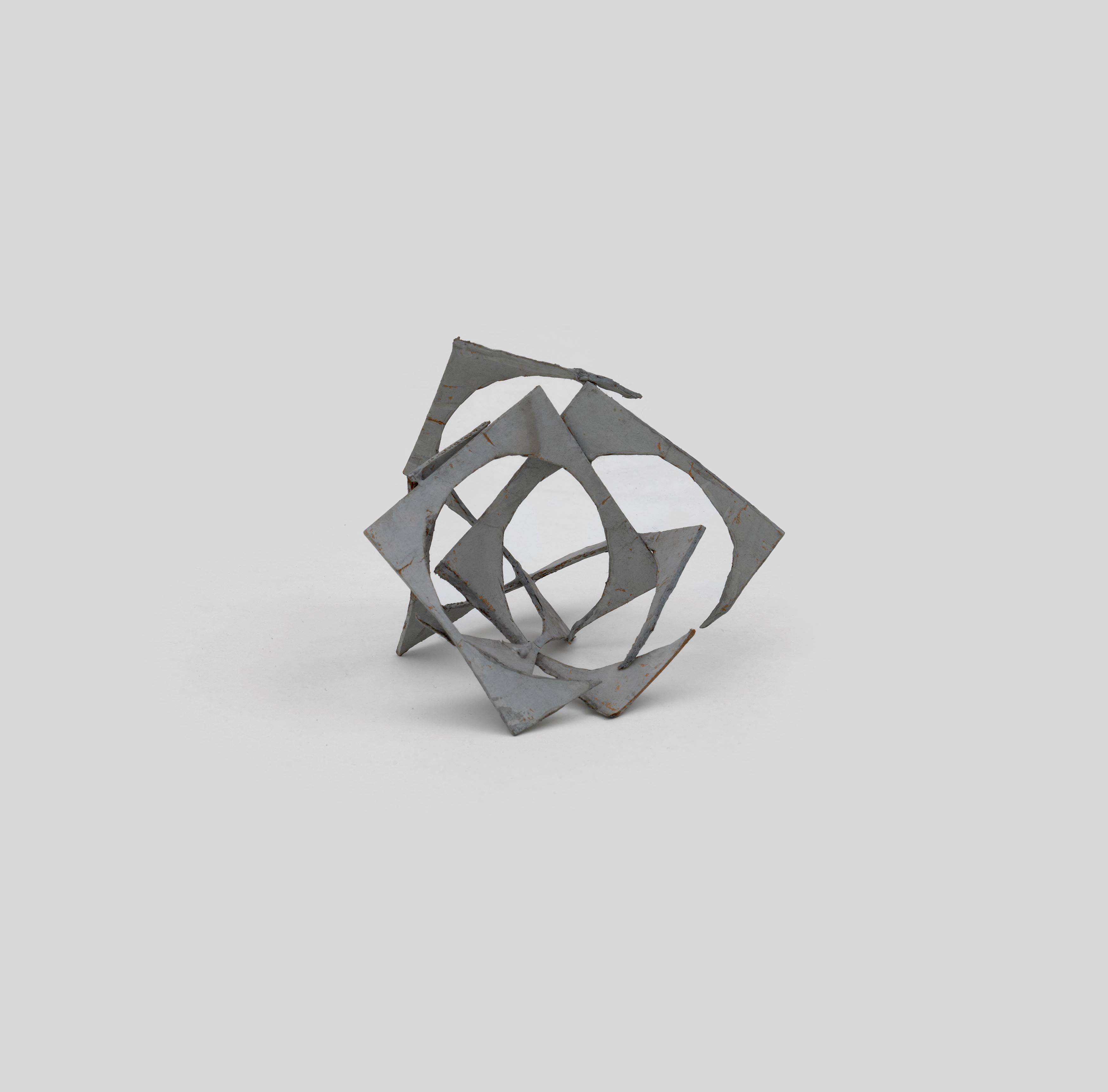 Auf diesem Bild ist das folgende Kunstwerk zu sehen: Hermann Glöckner. Ohne Titel (Vier kreisförmig ausgestanzte Quadrate, ineinander verschlungen). 1960.