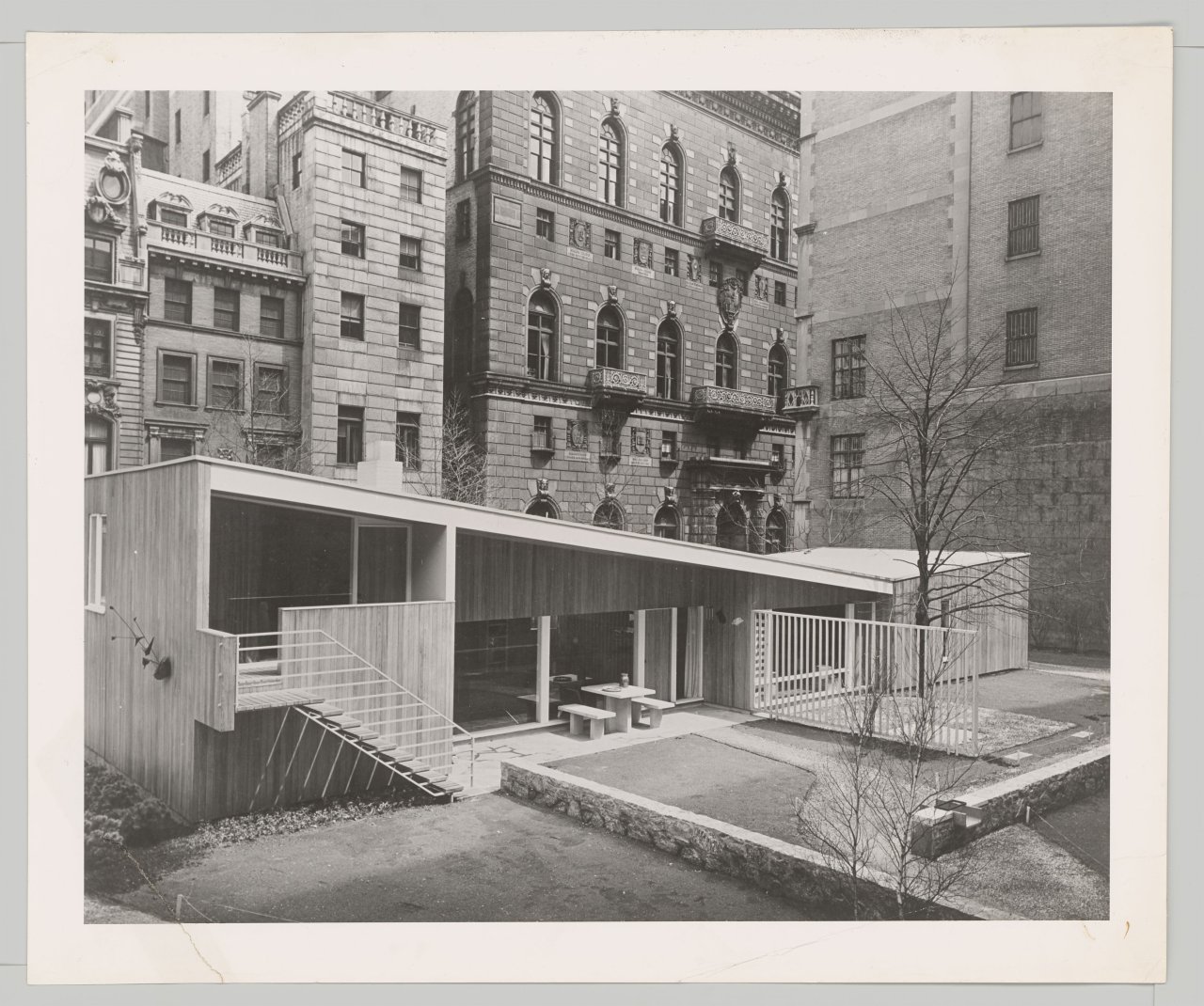 This picture shows the following artwork: Ezra Stoller. The House in the Museum Garden, Museum of Modern Art / Marcel Breuer (1949), New York, NY. 1949.