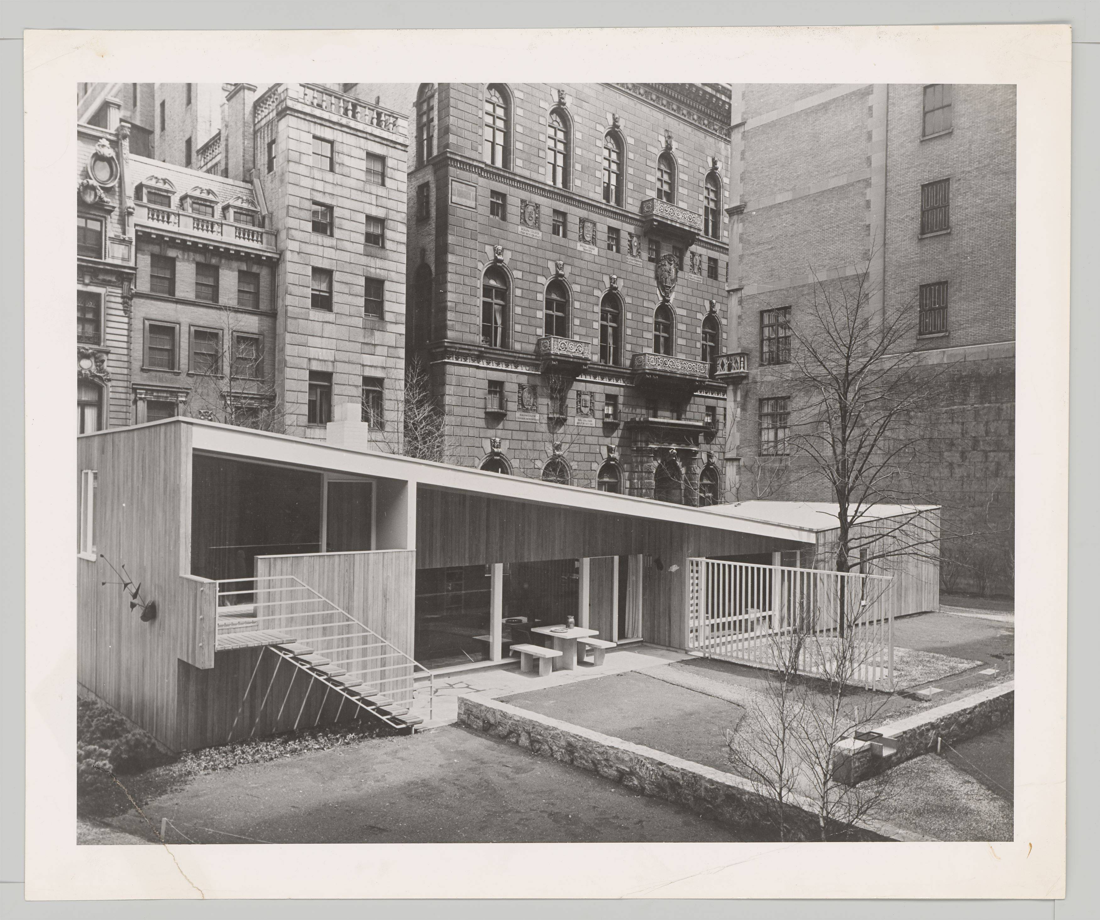 This picture shows the following artwork: Ezra Stoller. The House in the Museum Garden, Museum of Modern Art / Marcel Breuer (1949), New York, NY. 1949.