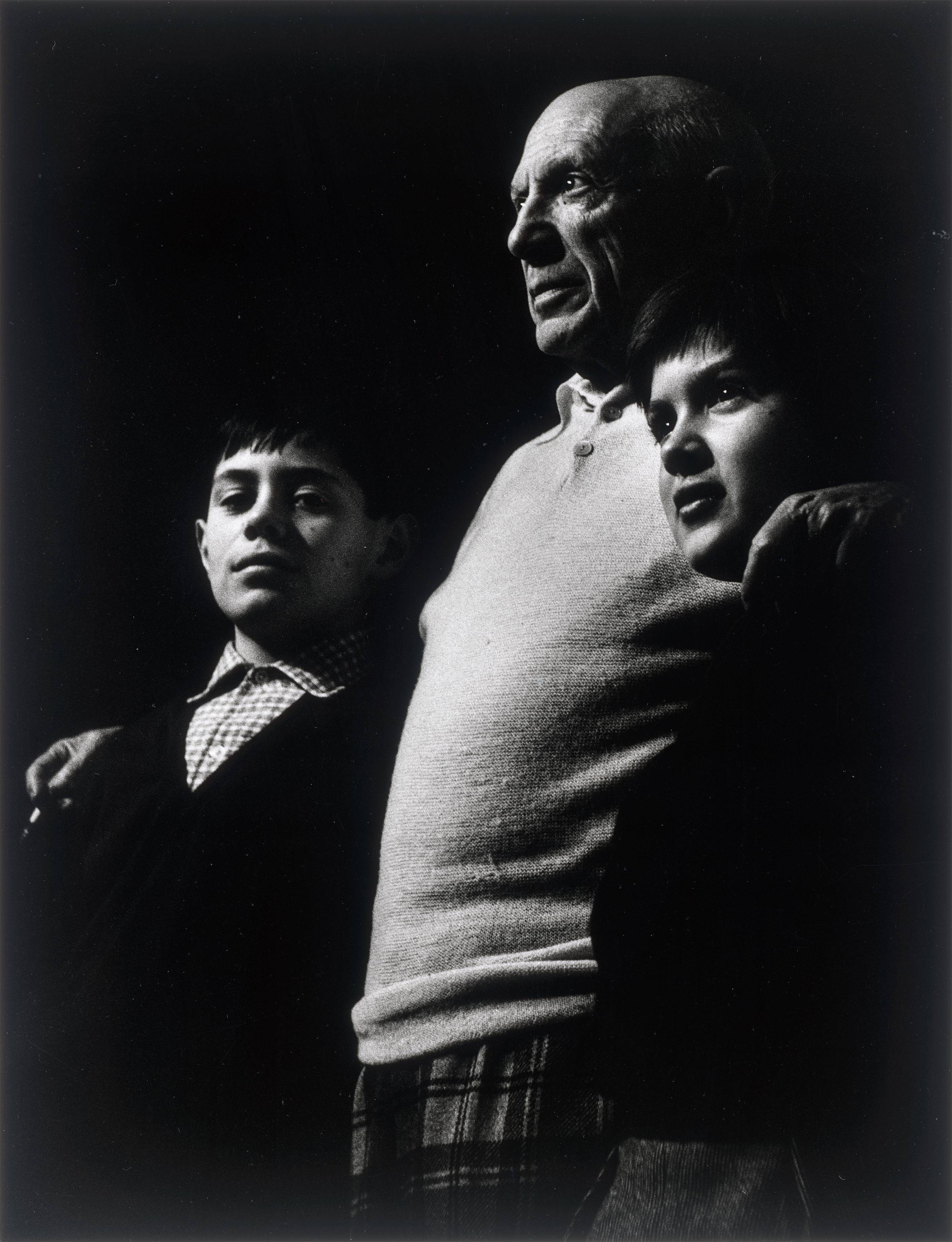 Auf diesem Bild ist das folgende Kunstwerk zu sehen: Lucien Clergue. „Picasso, Claude et Paloma, La Californie, Cannes“. 1956.