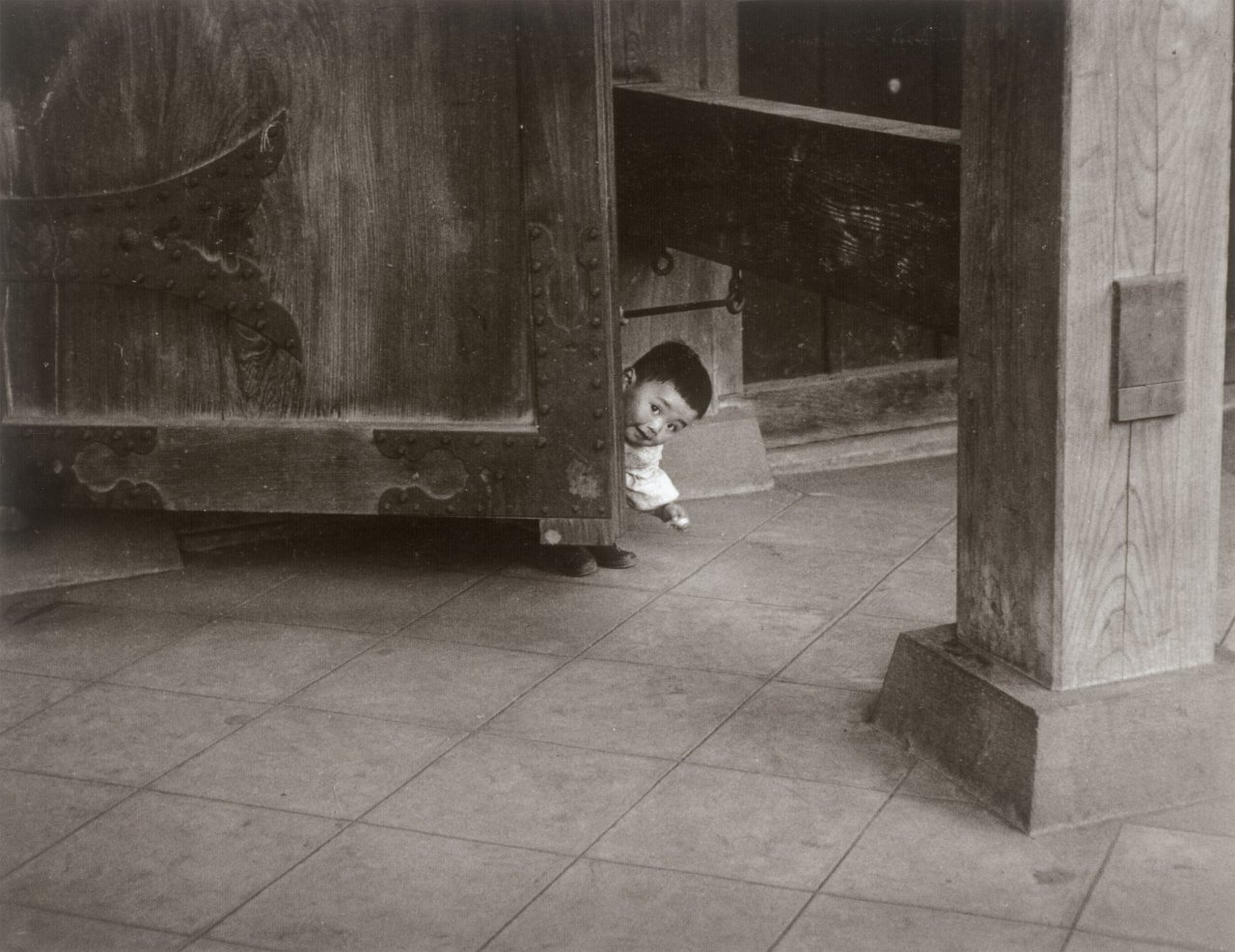 This picture shows the following artwork: Ken Heyman. ”Asakasa, Tokyo. Child of Temple Gate Keeper”. 1958.