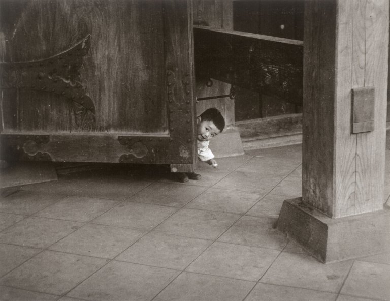 This picture shows the following artwork: Ken Heyman. ”Asakasa, Tokyo. Child of Temple Gate Keeper”. 1958.