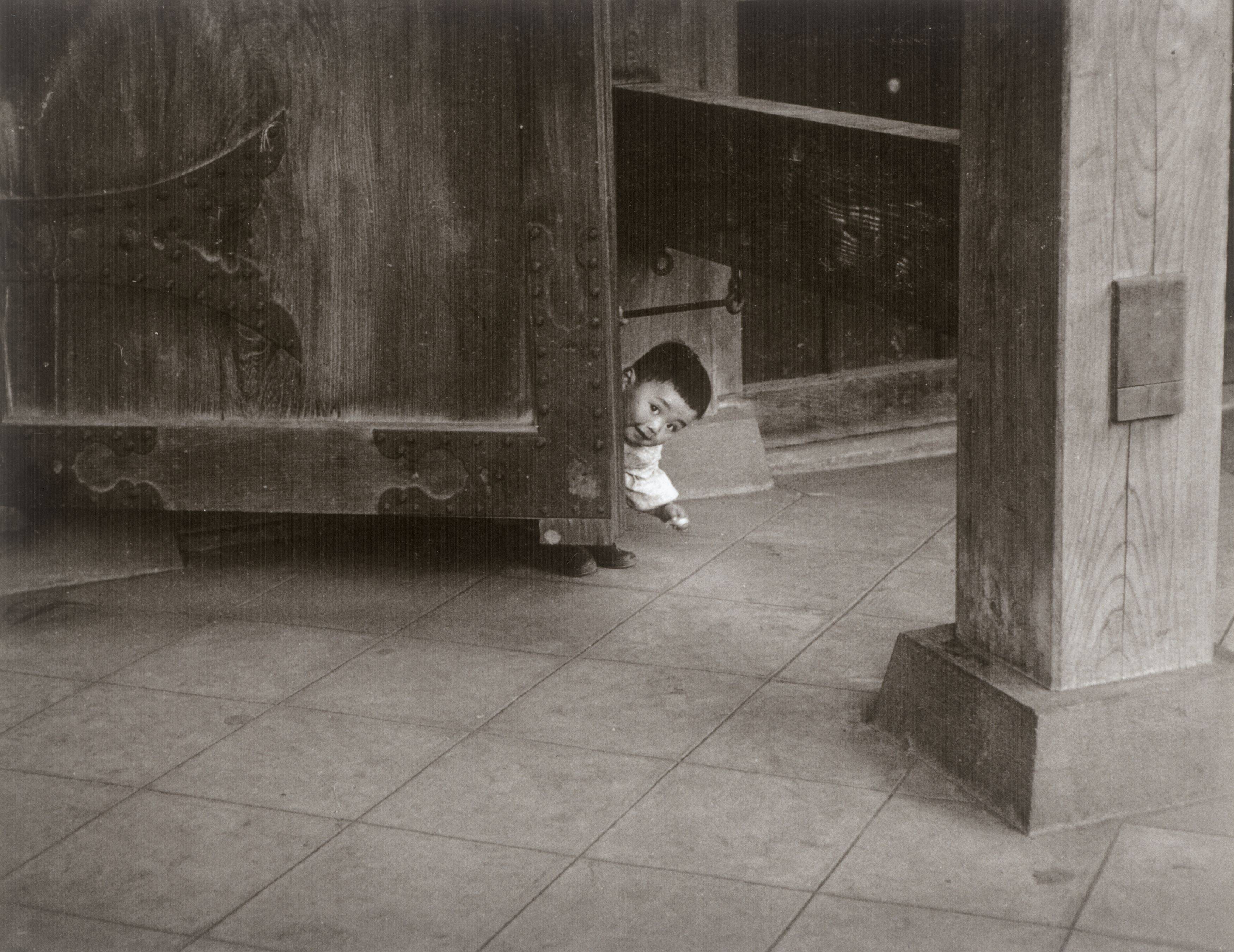 This picture shows the following artwork: Ken Heyman. ”Asakasa, Tokyo. Child of Temple Gate Keeper”. 1958.