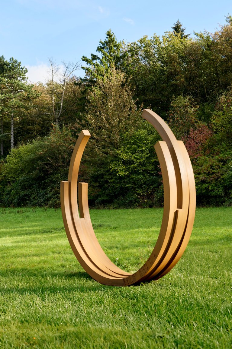Auf diesem Bild ist das folgende Kunstwerk zu sehen: Bernar Venet. „222.5° ARC x 4 “. 1999.