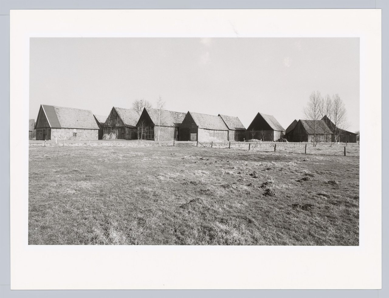 This picture shows the following artwork: Heinrich Riebesehl. ”Schlüsselburg (Minden)”, Februar 1978, from the series ”Agrarlandschaften”, 1976–1979.