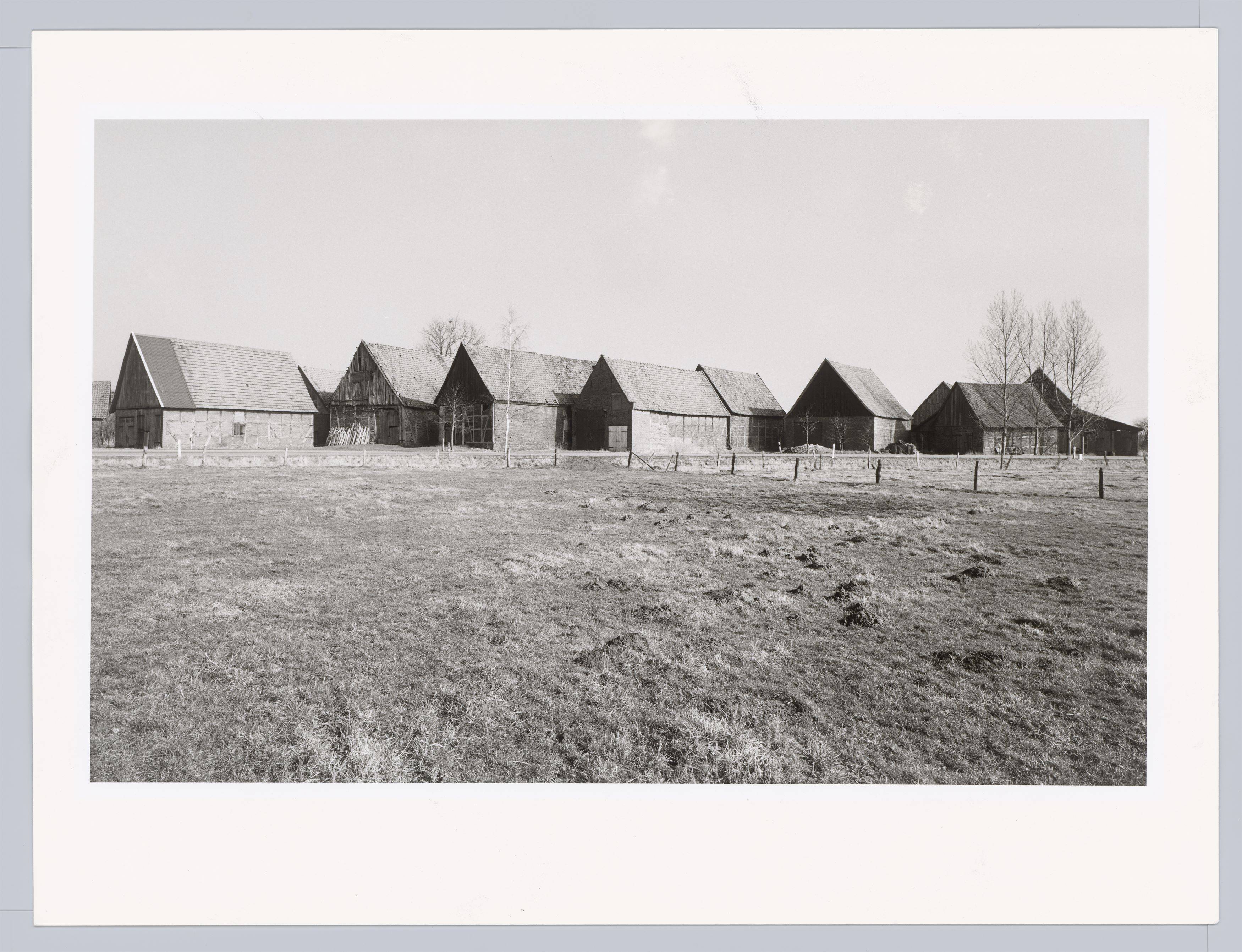 This picture shows the following artwork: Heinrich Riebesehl. ”Schlüsselburg (Minden)”, Februar 1978, from the series ”Agrarlandschaften”, 1976–1979.