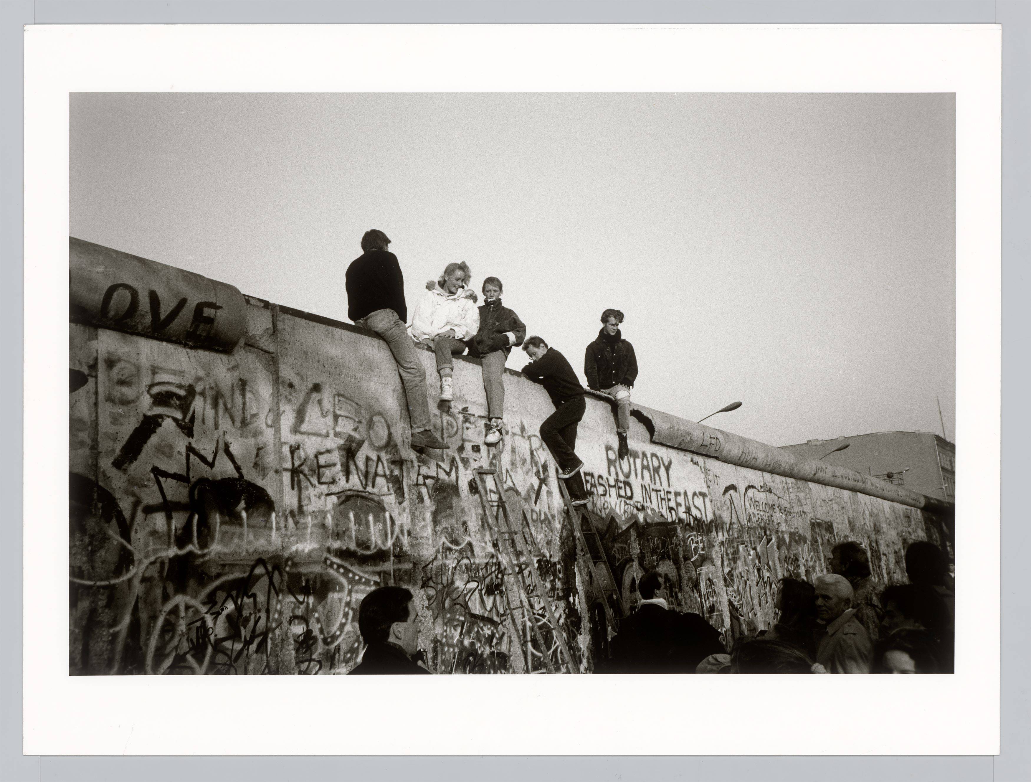 This picture shows the following artwork: Norbert Bunge. ”Maueröffnung, Berlin”. 1991.