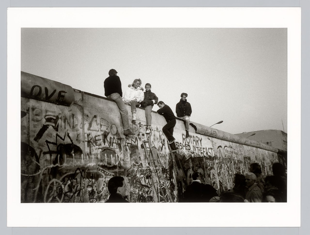 This picture shows the following artwork: Norbert Bunge. ”Maueröffnung, Berlin”. 1991.