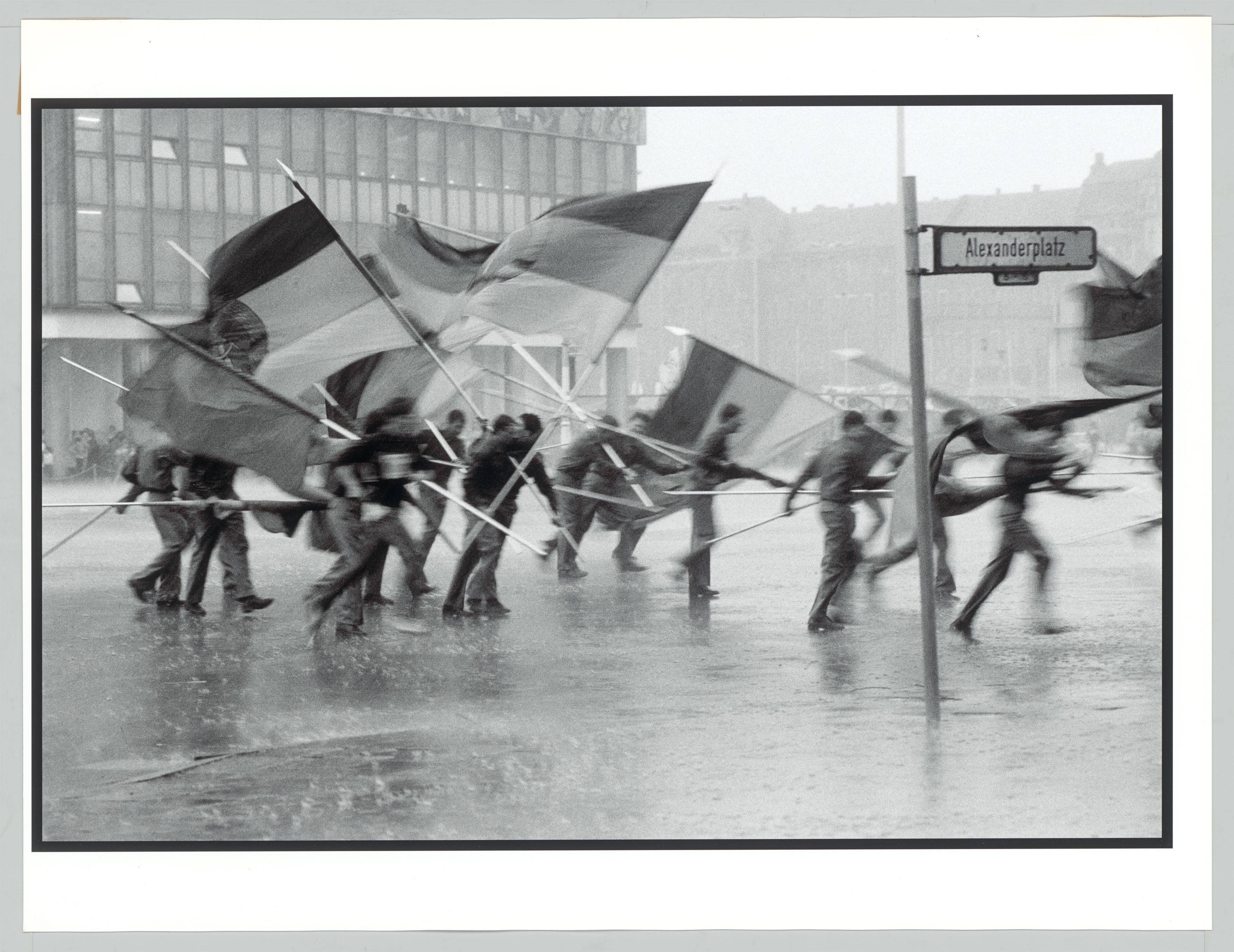 This picture shows the following artwork: Harald Hauswald. ”Berlin, 1. Mai”. 1987.