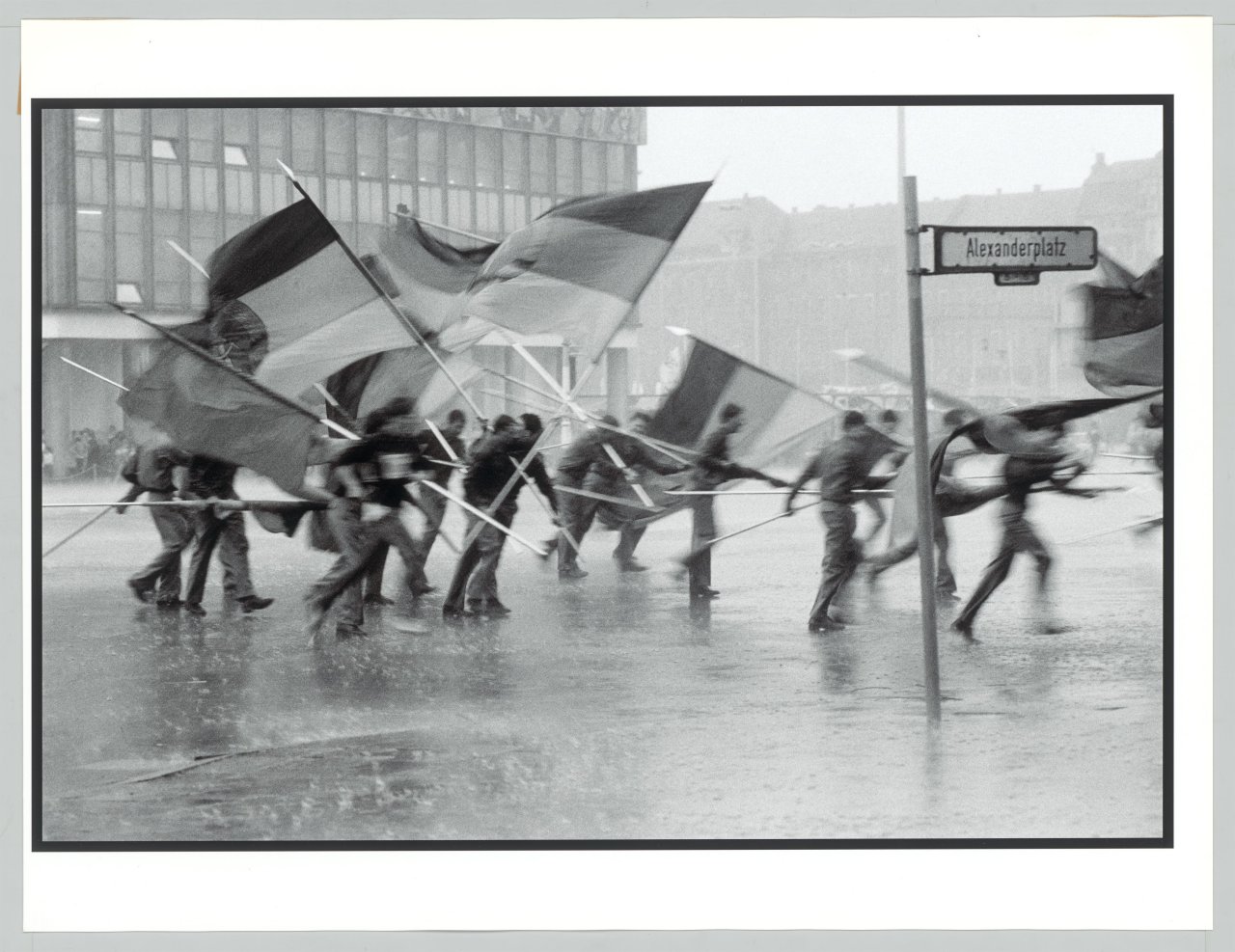This picture shows the following artwork: Harald Hauswald. ”Berlin, 1. Mai”. 1987.