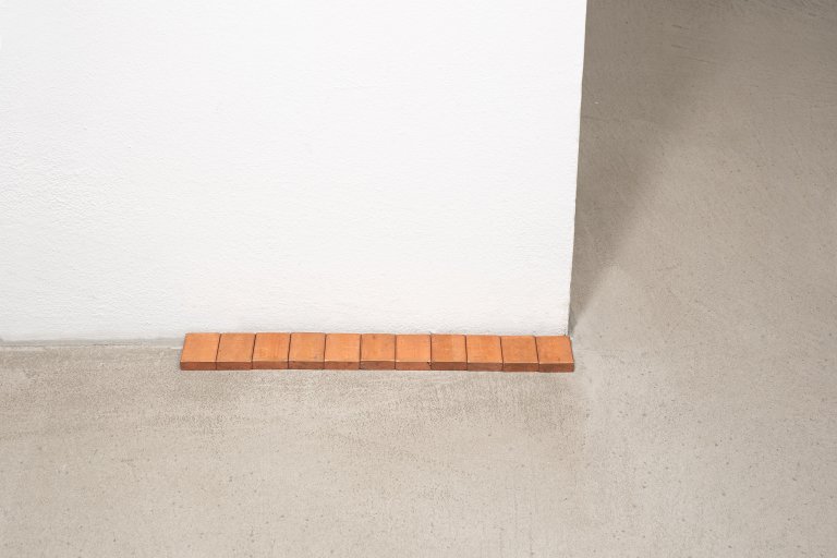 Auf diesem Bild ist das folgende Kunstwerk zu sehen: Carl Andre. „Fourth CU Prime, Glarus“. 2003.