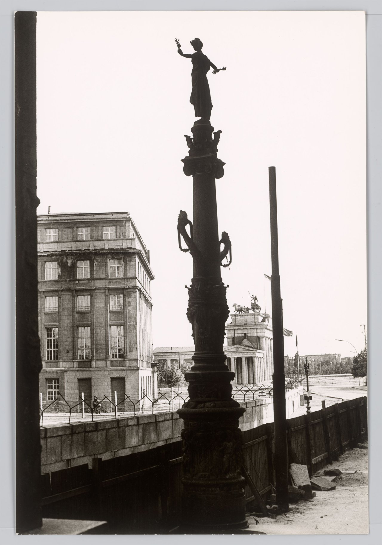 This picture shows the following artwork: Max Jacoby. ”Mauer, Brandenburger Tor”. 1963.