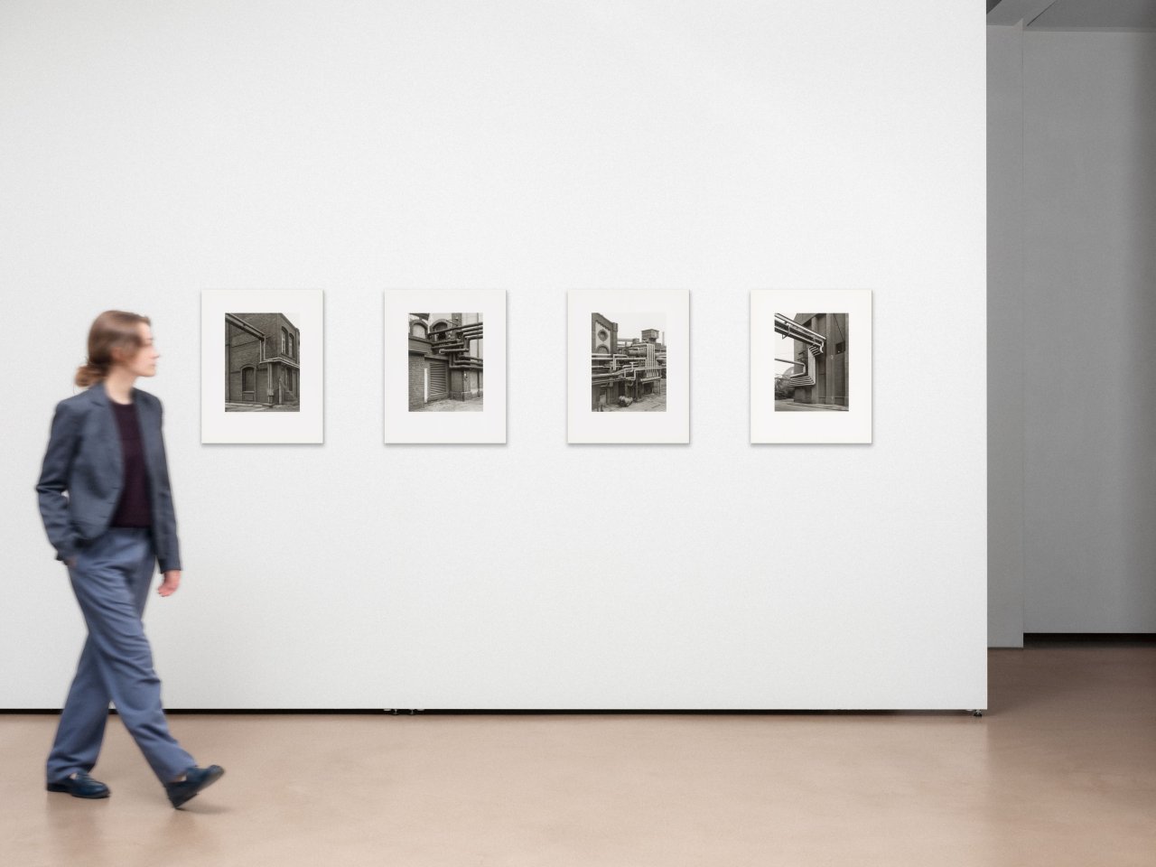 Auf diesem Bild ist das folgende Kunstwerk zu sehen: Bernd und Hilla Becher. „Walls and Conduits“. 1991.