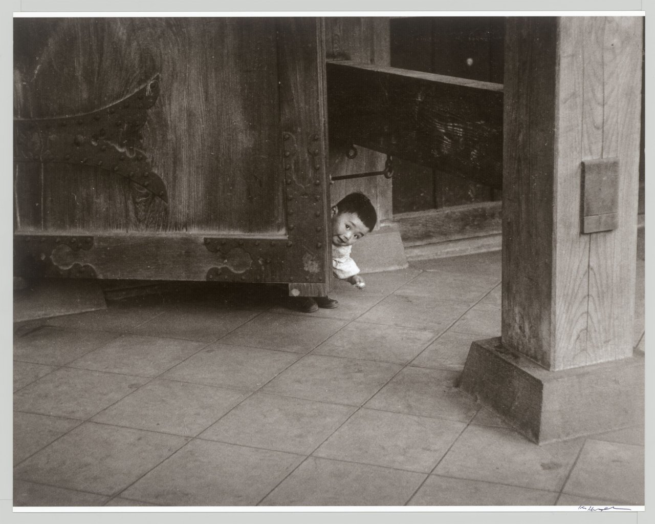 This picture shows the following artwork: Ken Heyman. ”Asakasa, Tokyo. Child of Temple Gate Keeper”. 1958.