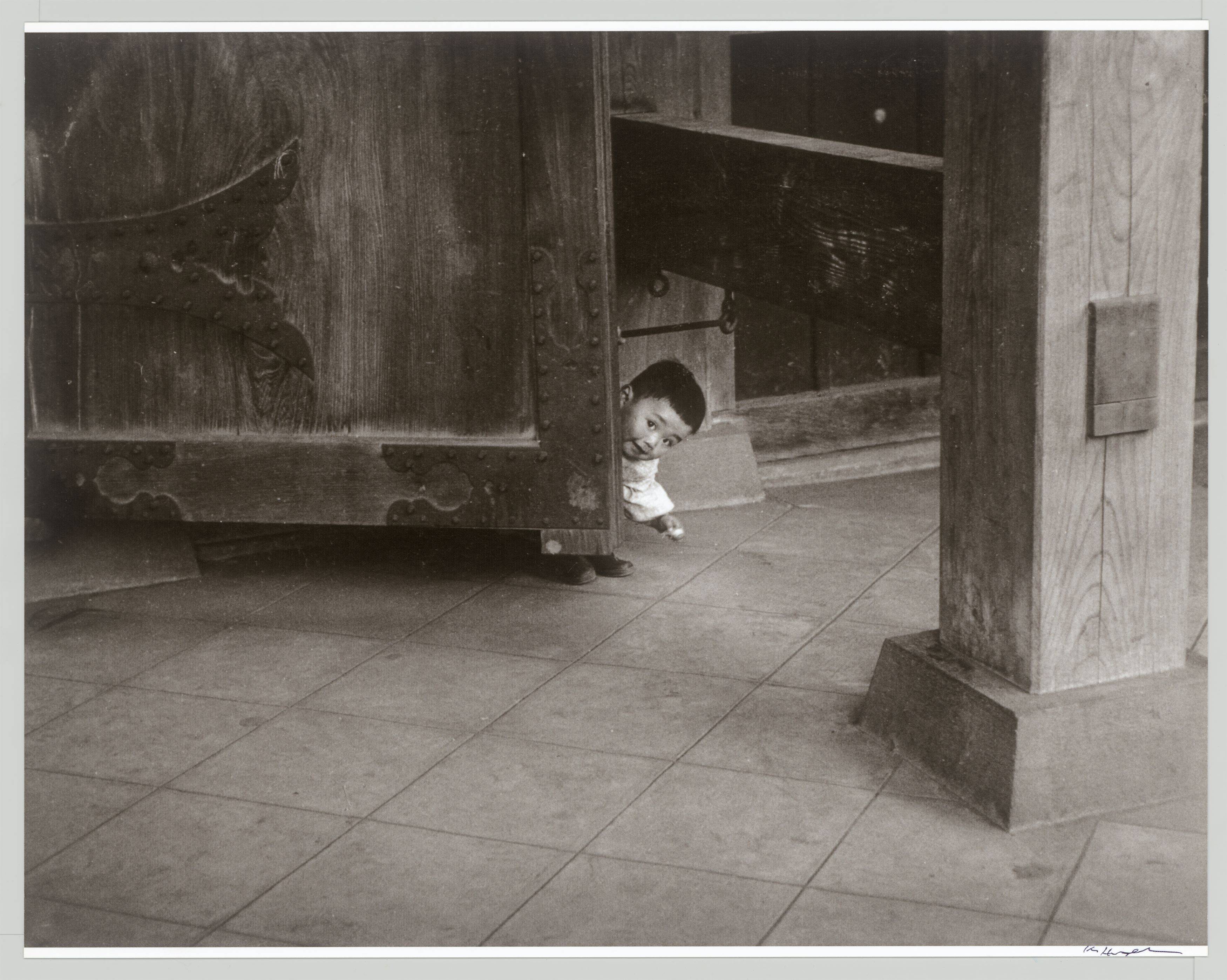 This picture shows the following artwork: Ken Heyman. ”Asakasa, Tokyo. Child of Temple Gate Keeper”. 1958.