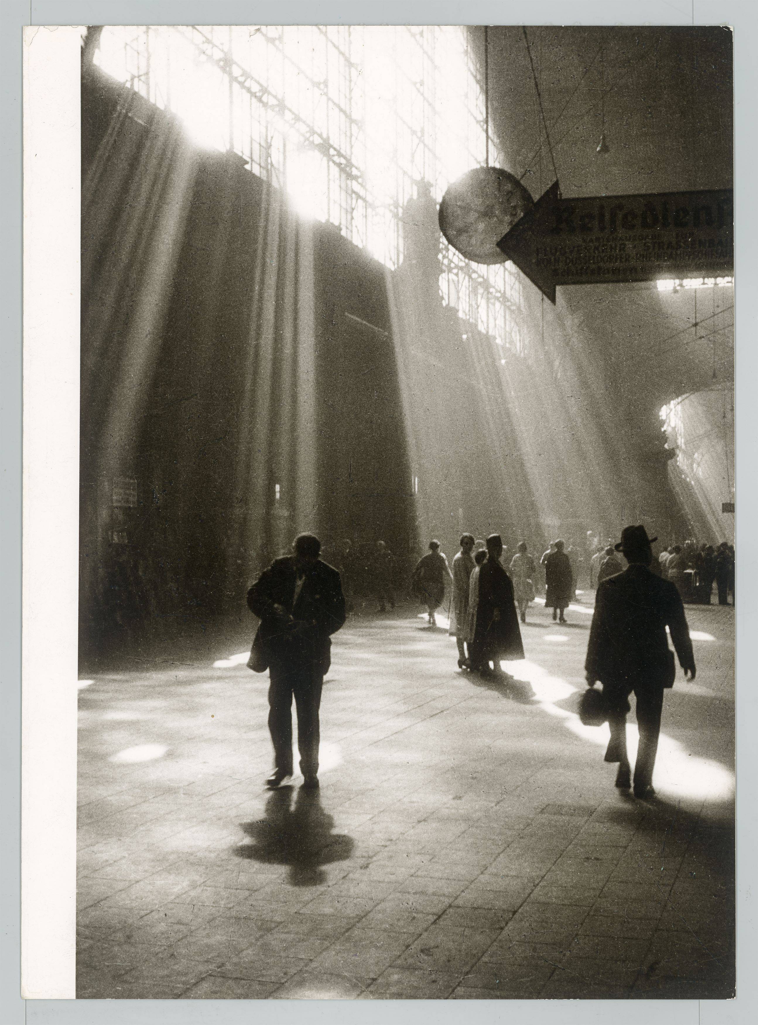 Auf diesem Bild ist das folgende Kunstwerk zu sehen: Dr. Paul Wolff. Hauptbahnhof Frankfurt am Main. 1928.