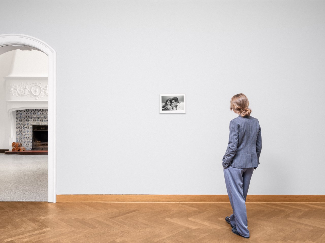 Auf diesem Bild ist das folgende Kunstwerk zu sehen: Will McBride. „Horst Buchholz und Frau, Berlin