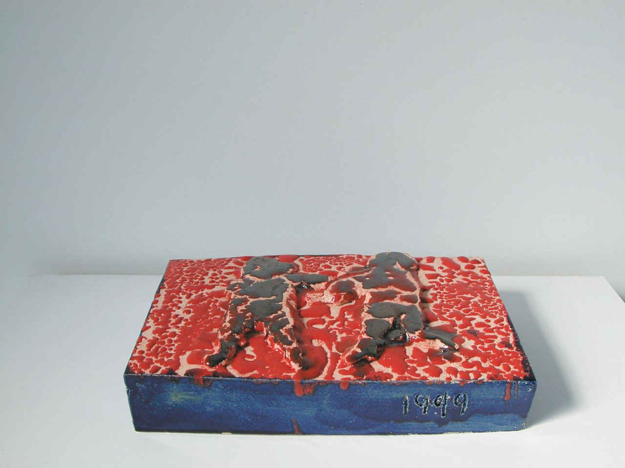 Auf diesem Bild ist das folgende Kunstwerk zu sehen: Thomas Schütte. „Regal (12 Ceramic Sketches)“. 1998/99.