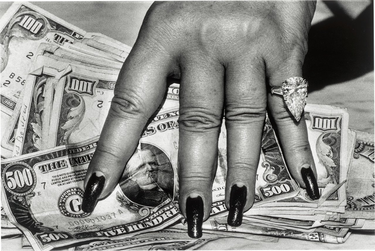 This picture shows the following artwork: Helmut Newton. ”'Fat hand and dollars', Monte Carlo”. 1986 .