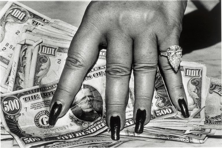 This picture shows the following artwork: Helmut Newton. ”'Fat hand and dollars', Monte Carlo”. 1986 .