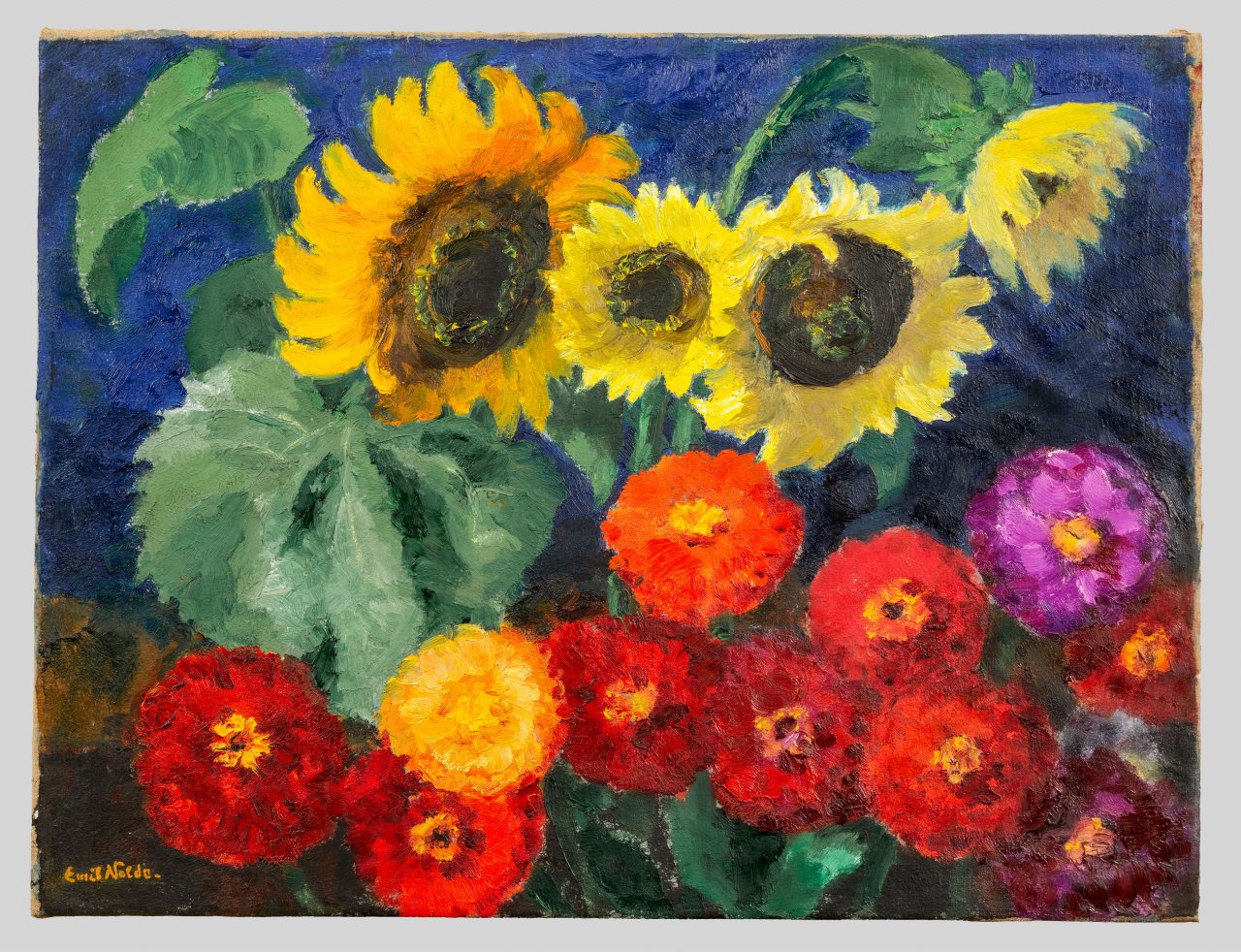 Auf diesem Bild ist das folgende Kunstwerk zu sehen: Emil Nolde. „Zinnien und Sonnenblumen“. 1940.