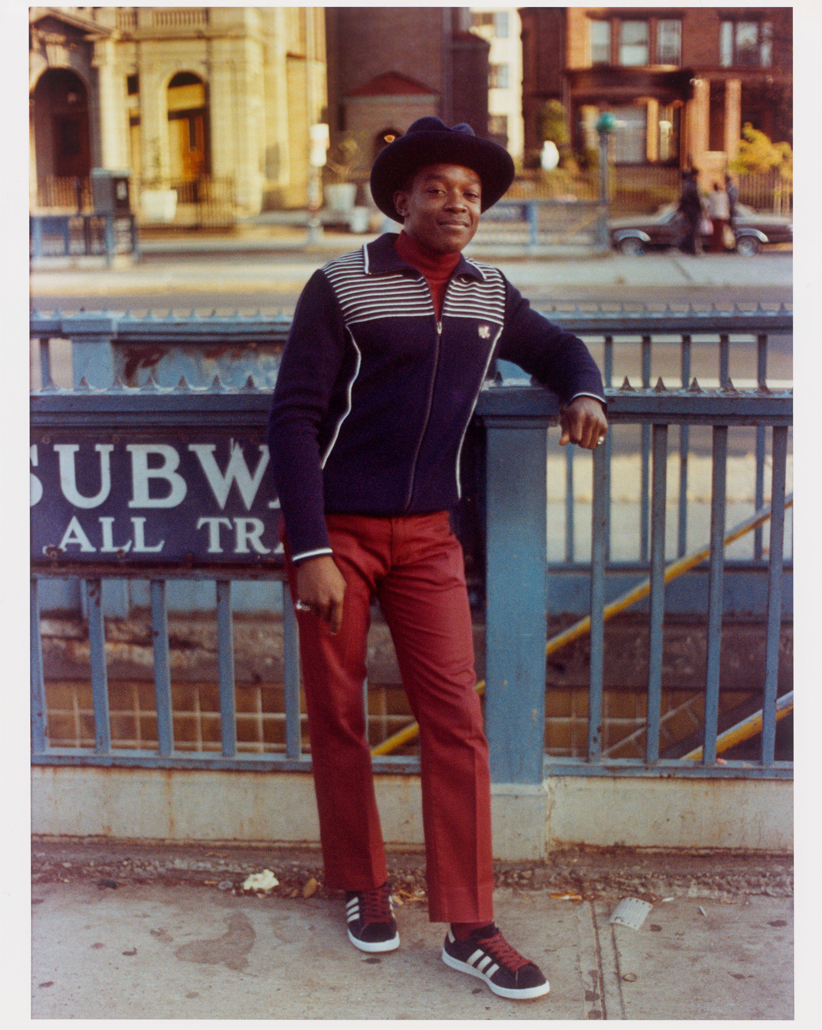Auf diesem Bild ist das folgende Kunstwerk zu sehen: Jamel Shabazz. Dapper, NYC. 1980.