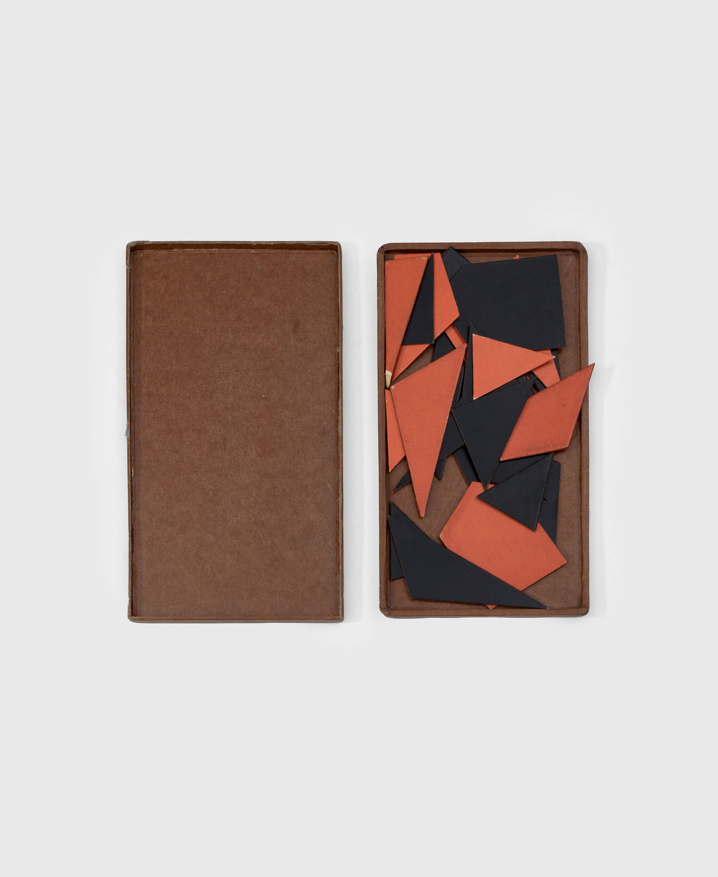 Auf diesem Bild ist das folgende Kunstwerk zu sehen: Hermann Glöckner. Kleines konstruktives Legespiel, zweifarbig. 1936.