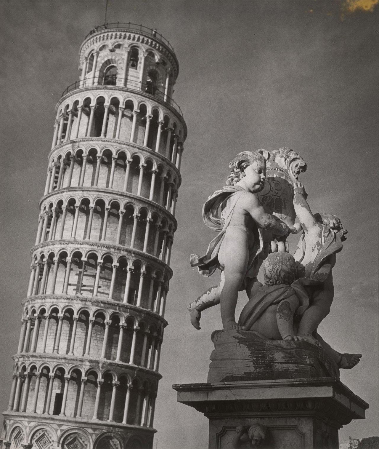 Auf diesem Bild ist das folgende Kunstwerk zu sehen: Herbert List. „Schiefer Turm, Pisa“. 1949.