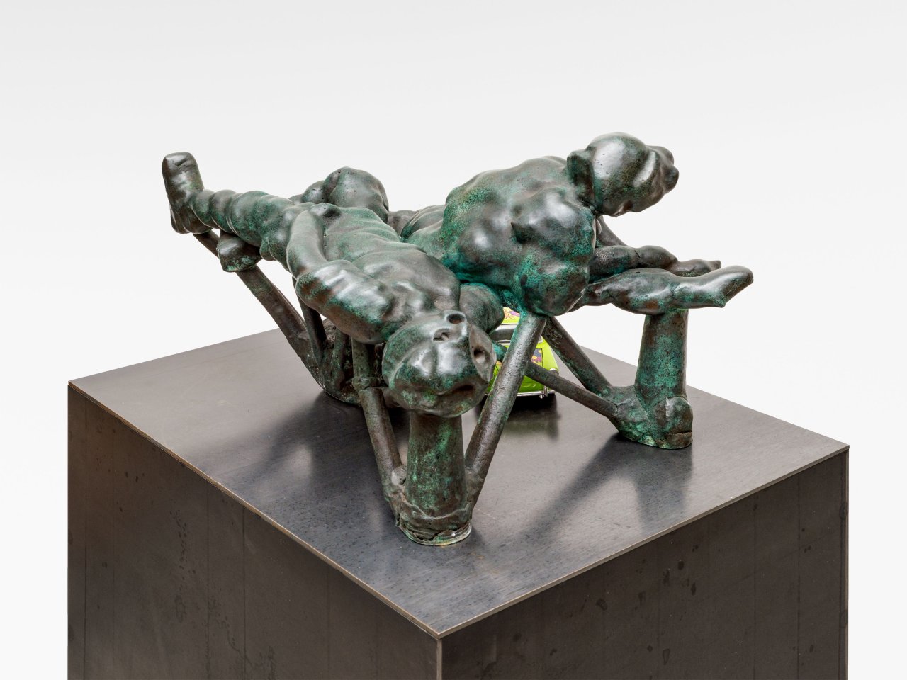 This picture shows the following artwork: Thomas Schütte. ”Kriegerdenkmal VII”. 2004.