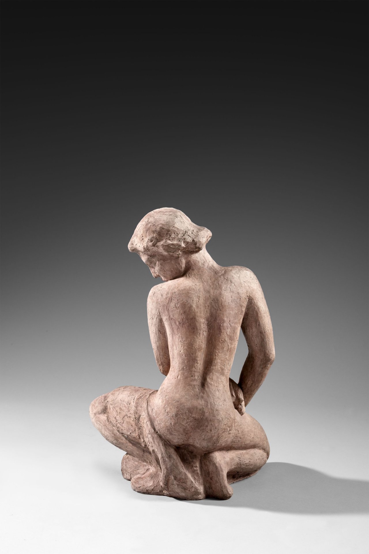 Auf diesem Bild ist das folgende Kunstwerk zu sehen: Georg Kolbe. „Kniende mit Gewand“. 1914.
