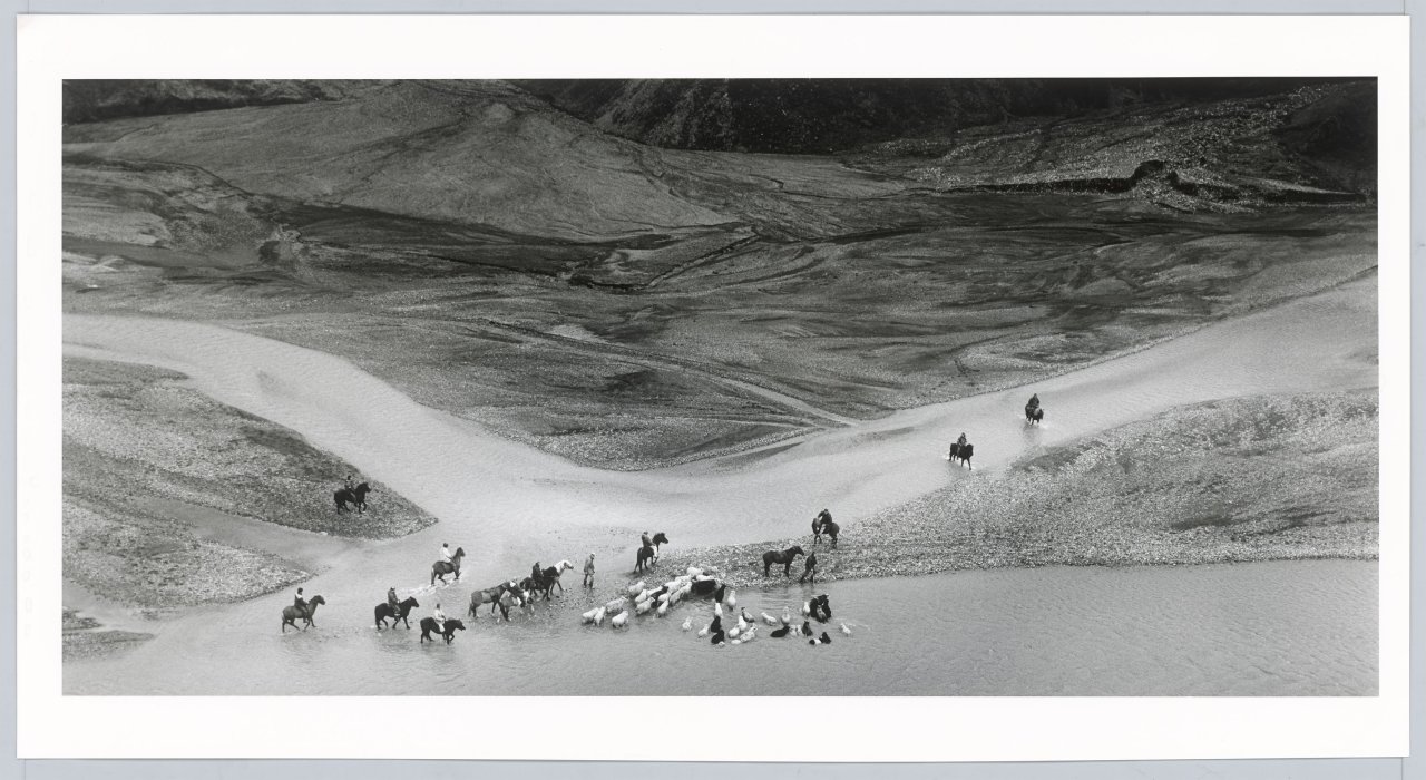 This picture shows the following artwork: Ragnar Axelsson. ”Jökulgil Landmannalaugar – Iceland”. 1997.