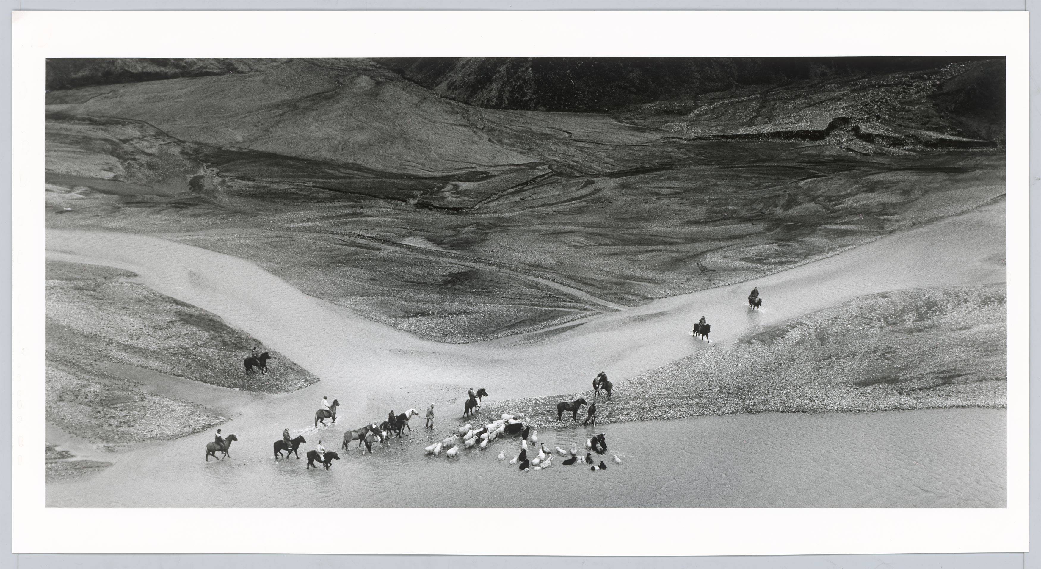 This picture shows the following artwork: Ragnar Axelsson. ”Jökulgil Landmannalaugar – Iceland”. 1997.