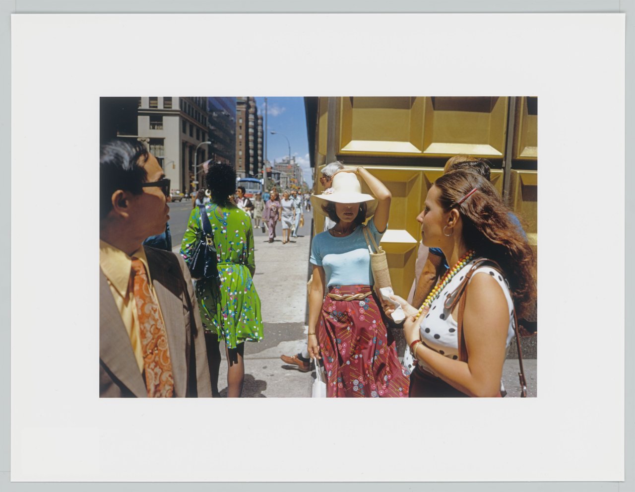 Auf diesem Bild ist das folgende Kunstwerk zu sehen: Joel Meyerowitz. Gold Corner, New York City. 1974.