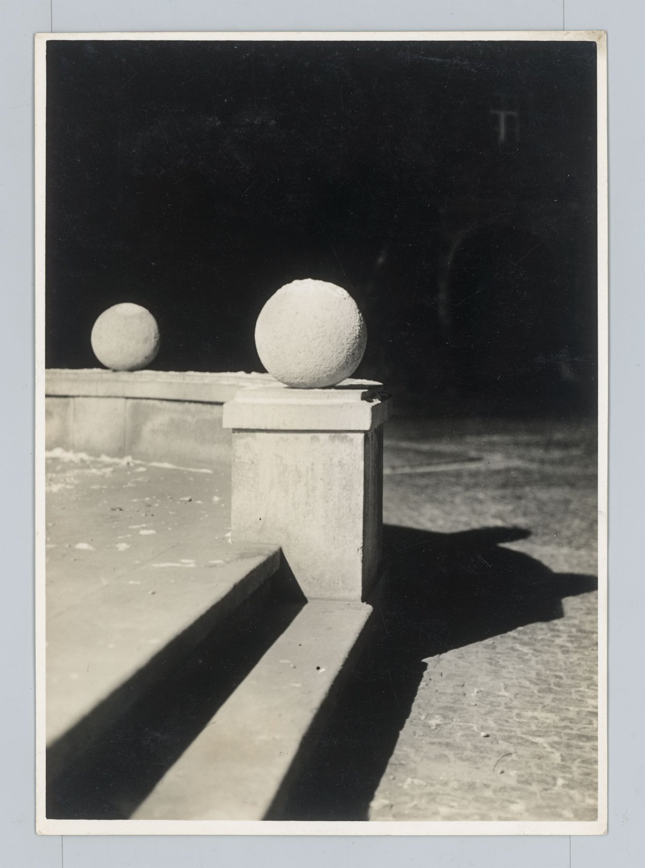 Auf diesem Bild ist das folgende Kunstwerk zu sehen: Walter Hege. Das nächtliche Weimar. 1931/33.