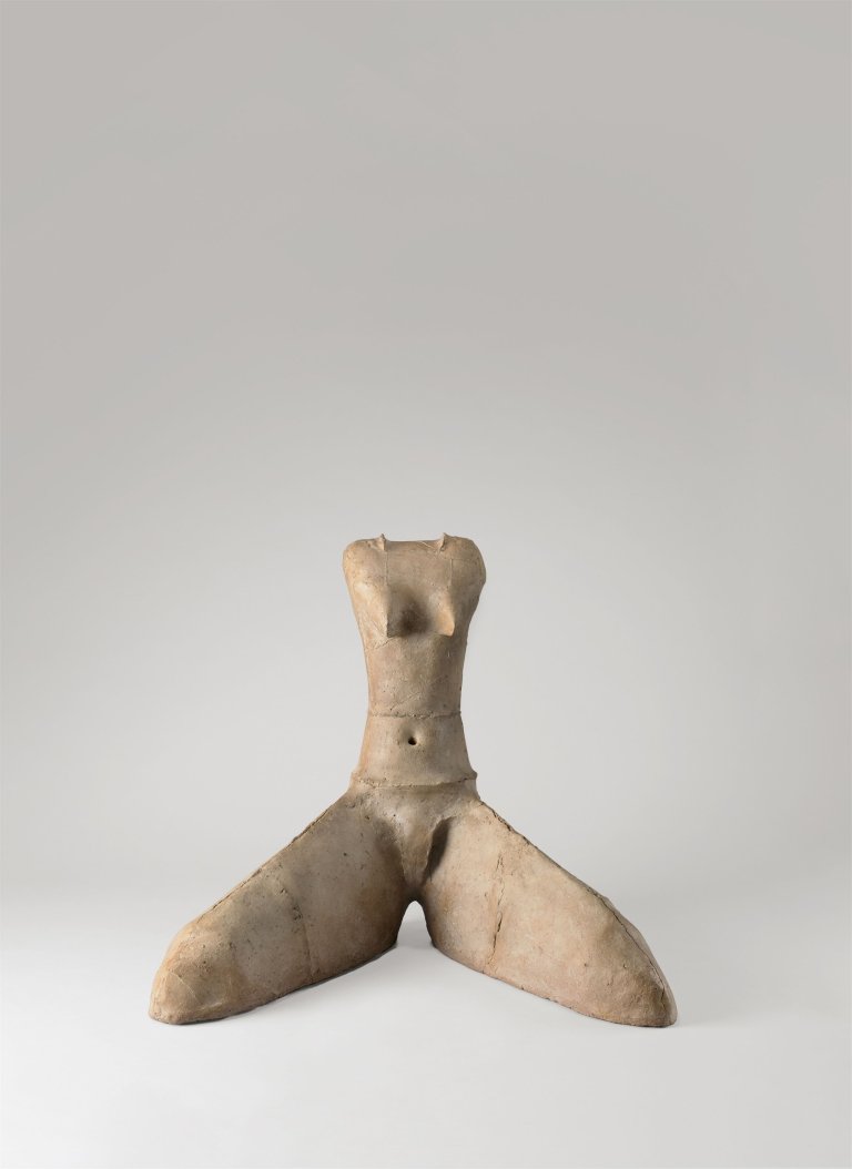 This picture shows the following artwork: Lothar Fischer. ”Kniender weiblicher Torso 83”. 1983.