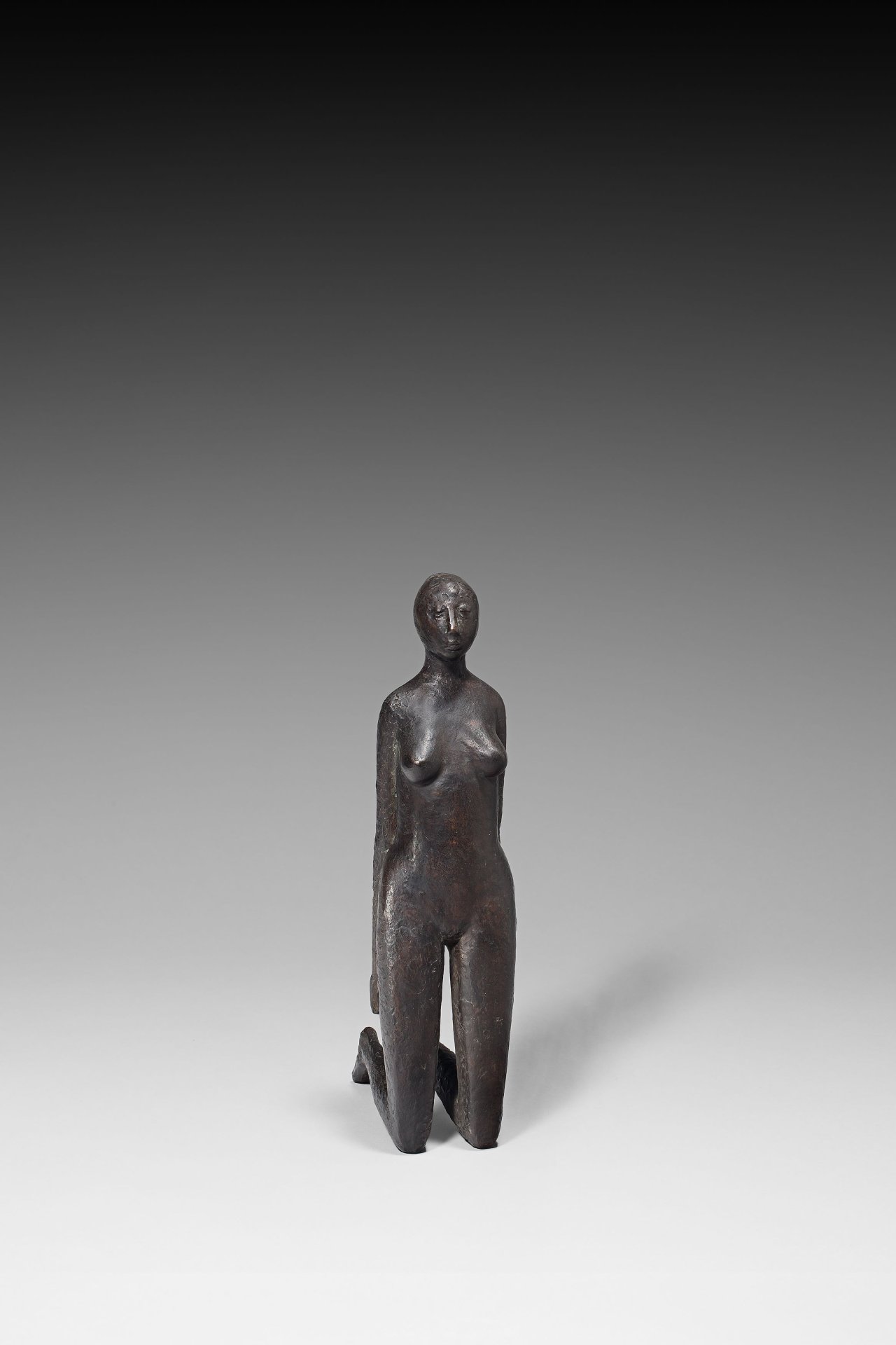 This picture shows the following artwork: Gustav Seitz. ”Kleine Kniende”. 1962.