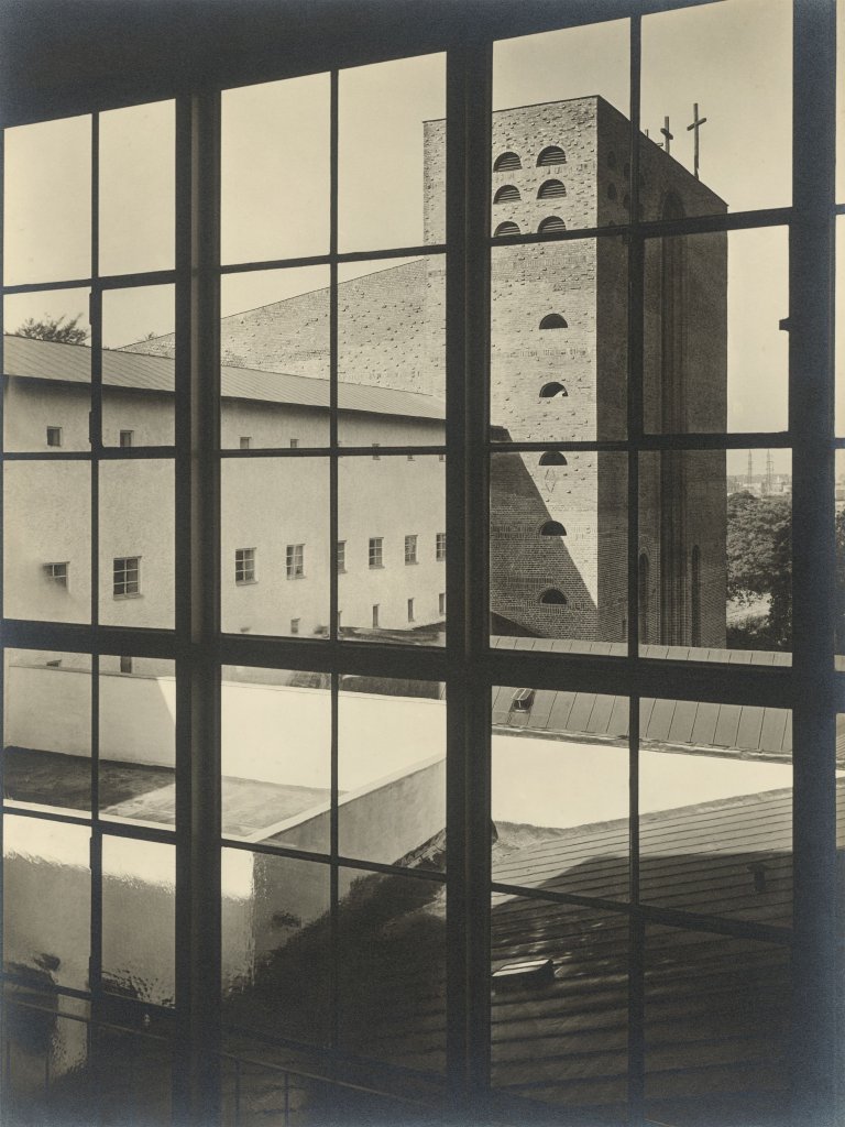 Auf diesem Bild ist das folgende Kunstwerk zu sehen: Hugo Schmölz. Mönchengladbach, St. Kamillus, Kirche und Asthmakrankenhaus (Entwurf: Dominikus Böhm). 1931.