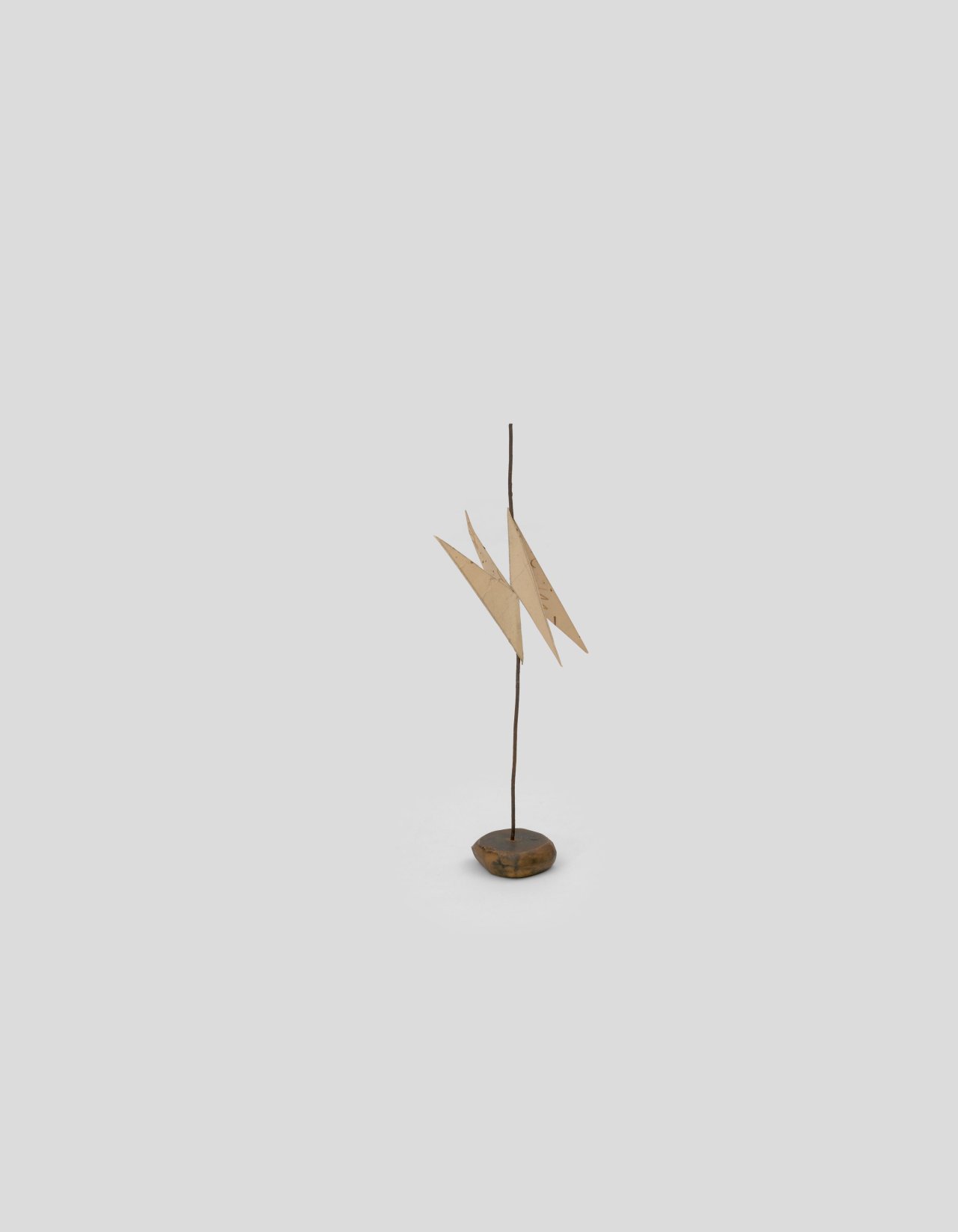 Auf diesem Bild ist das folgende Kunstwerk zu sehen: Hermann Glöckner. Paarig gefaltete Dreiecke, an einem Mast. 1970.
