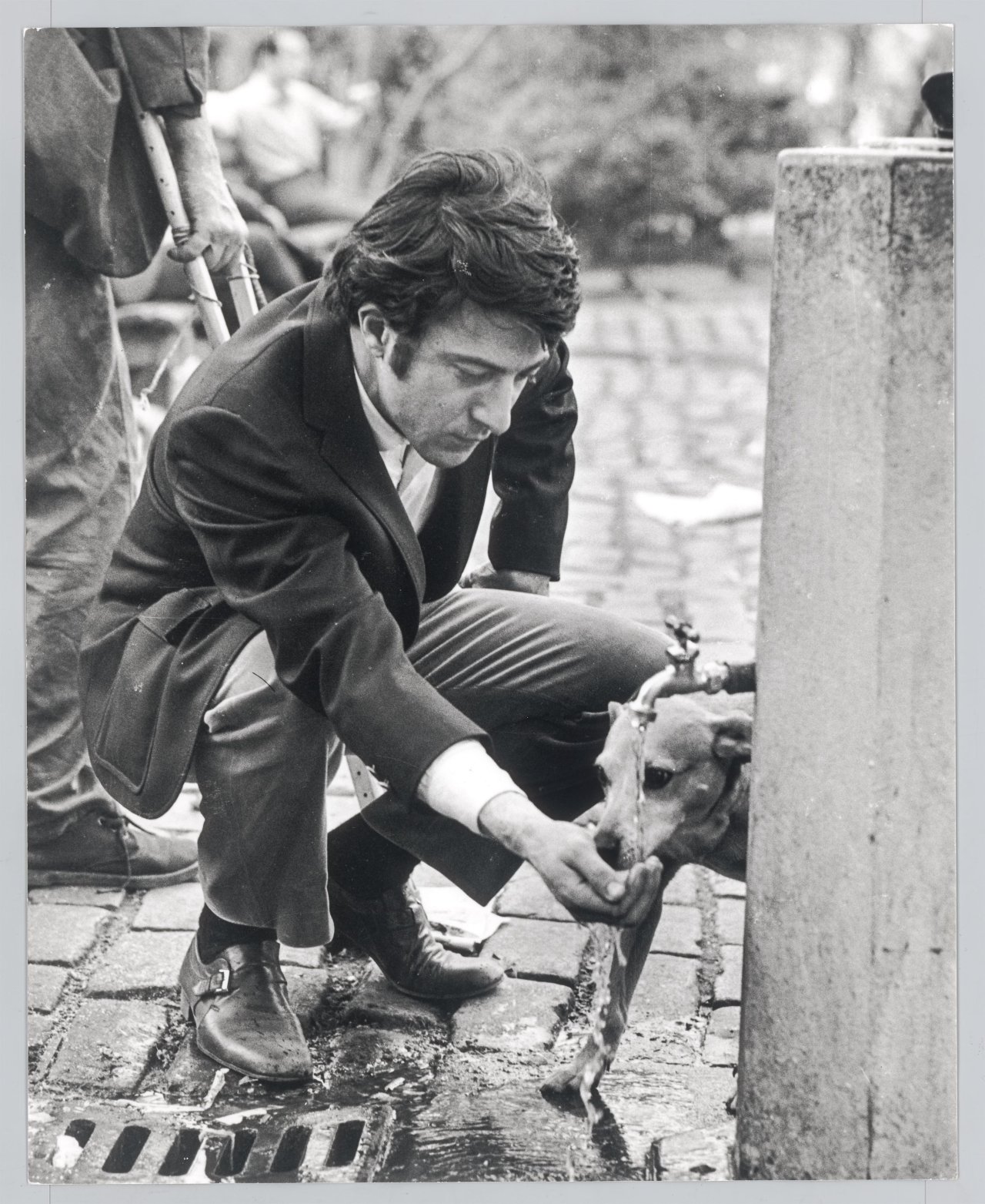 Auf diesem Bild ist das folgende Kunstwerk zu sehen: Ron Galella (d.i. Galella, Ronald E.). Dustin Hoffman, Central Park, New York City. 1969.