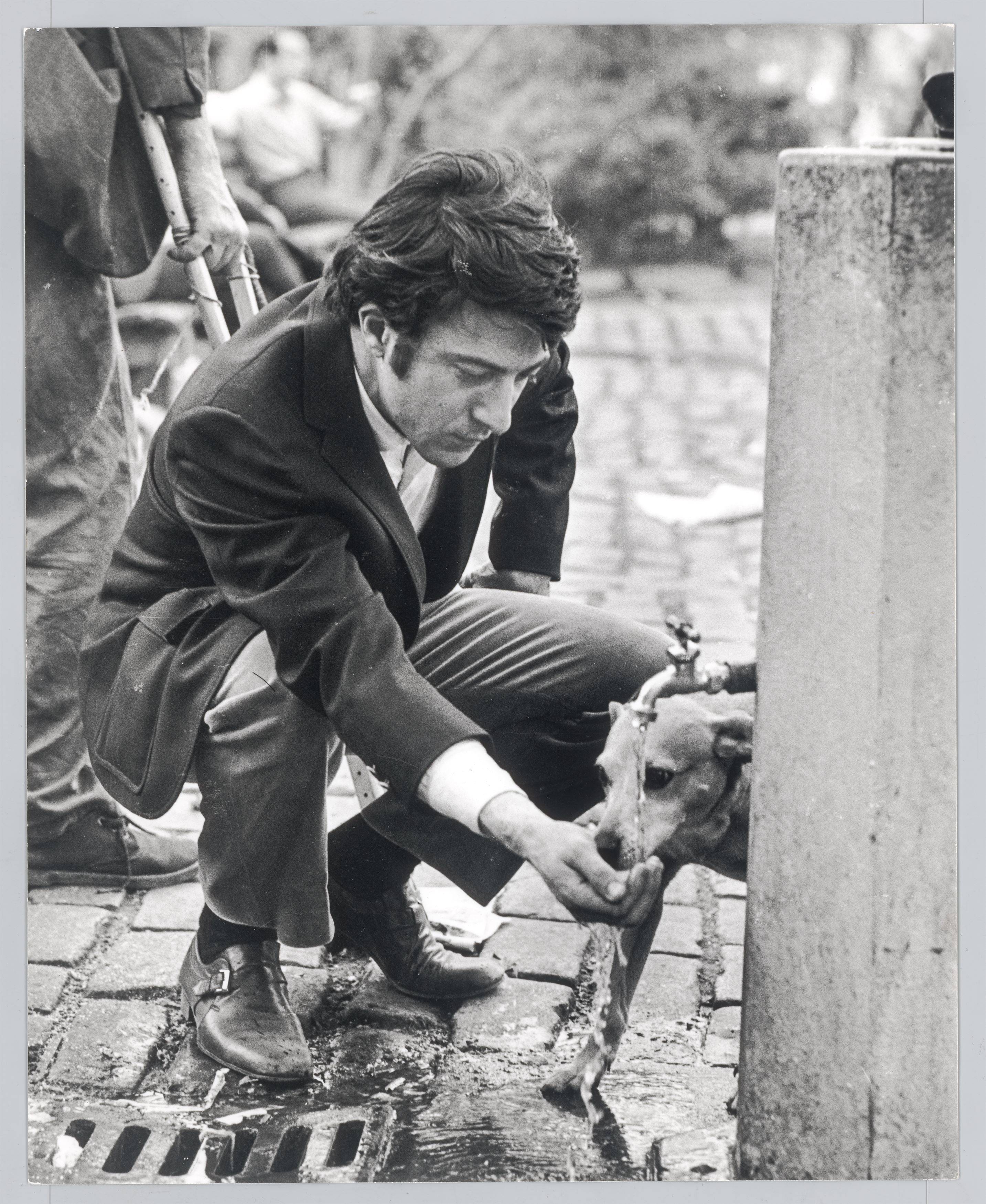 Auf diesem Bild ist das folgende Kunstwerk zu sehen: Ron Galella (d.i. Galella, Ronald E.). Dustin Hoffman, Central Park, New York City. 1969.