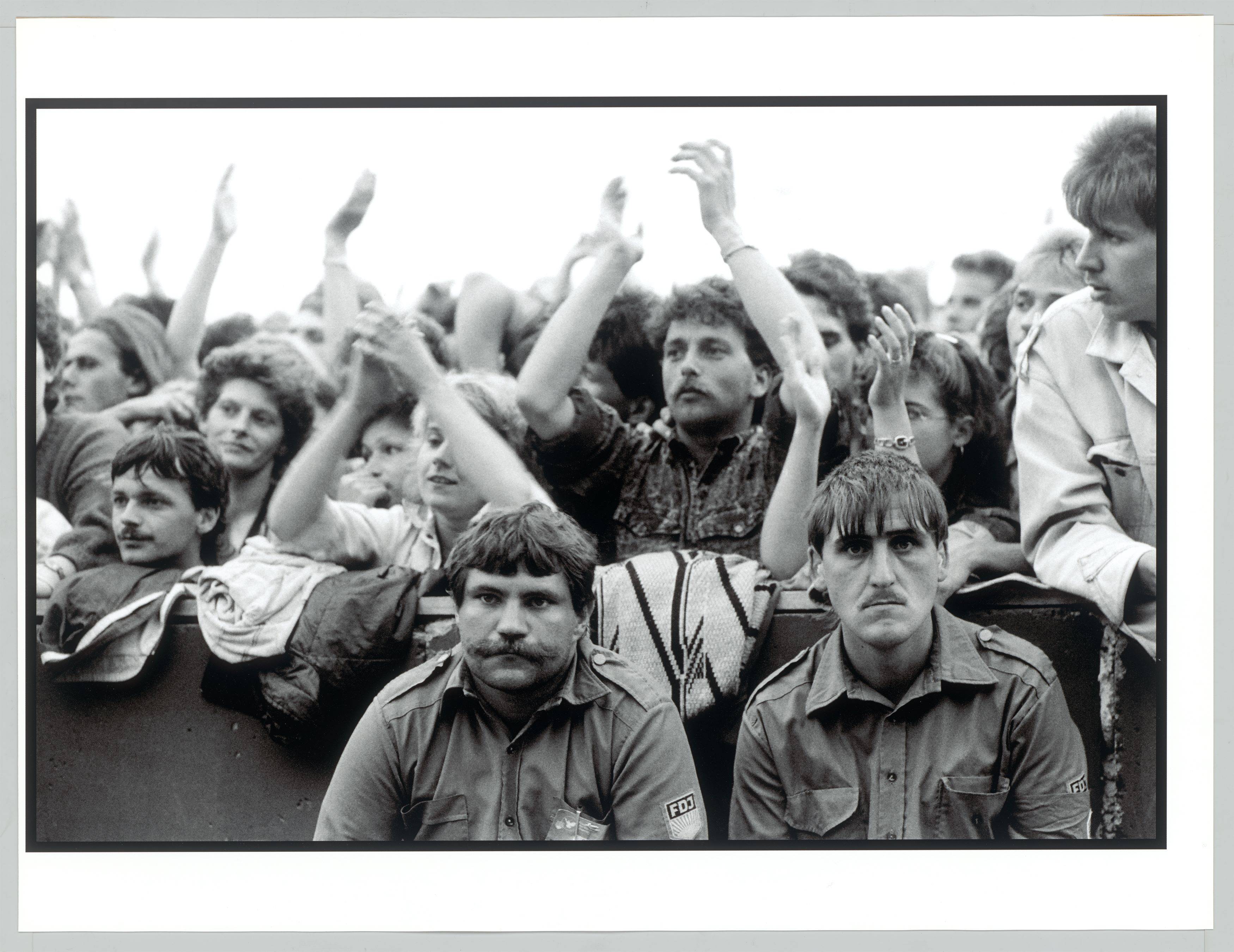 This picture shows the following artwork: Harald Hauswald. ”Konzert Bruce Springsteen”. Berlin, Weissensee. 1988.