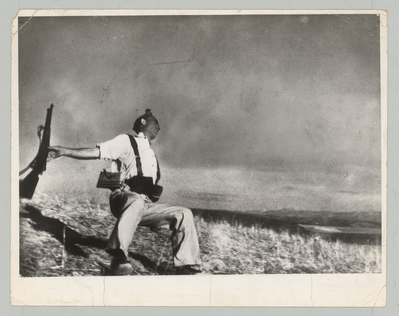This picture shows the following artwork: Robert Capa (i.e. Endre Ernő Friedmann). The Falling Soldier. 1936.