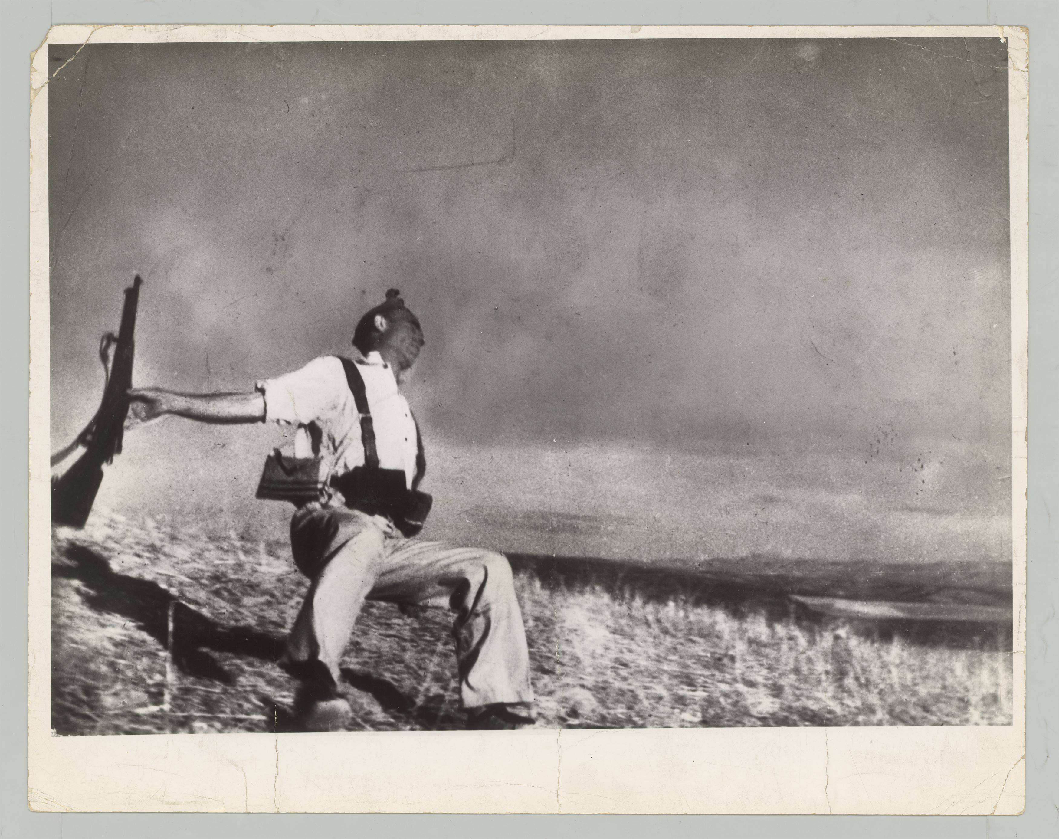 This picture shows the following artwork: Robert Capa (i.e. Endre Ernő Friedmann). The Falling Soldier. 1936.