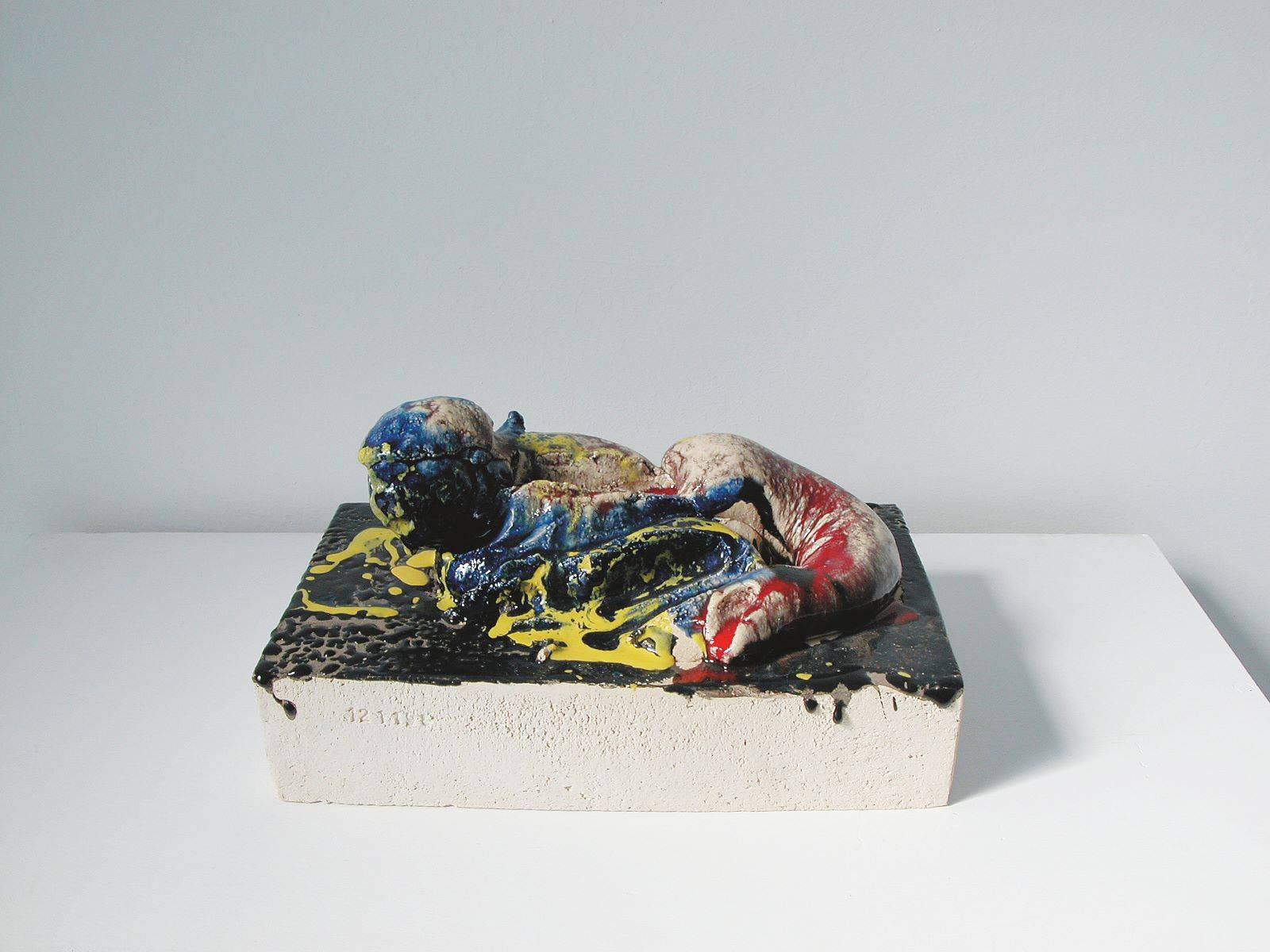 Auf diesem Bild ist das folgende Kunstwerk zu sehen: Thomas Schütte. „Regal (12 Ceramic Sketches)“. 1998/99.