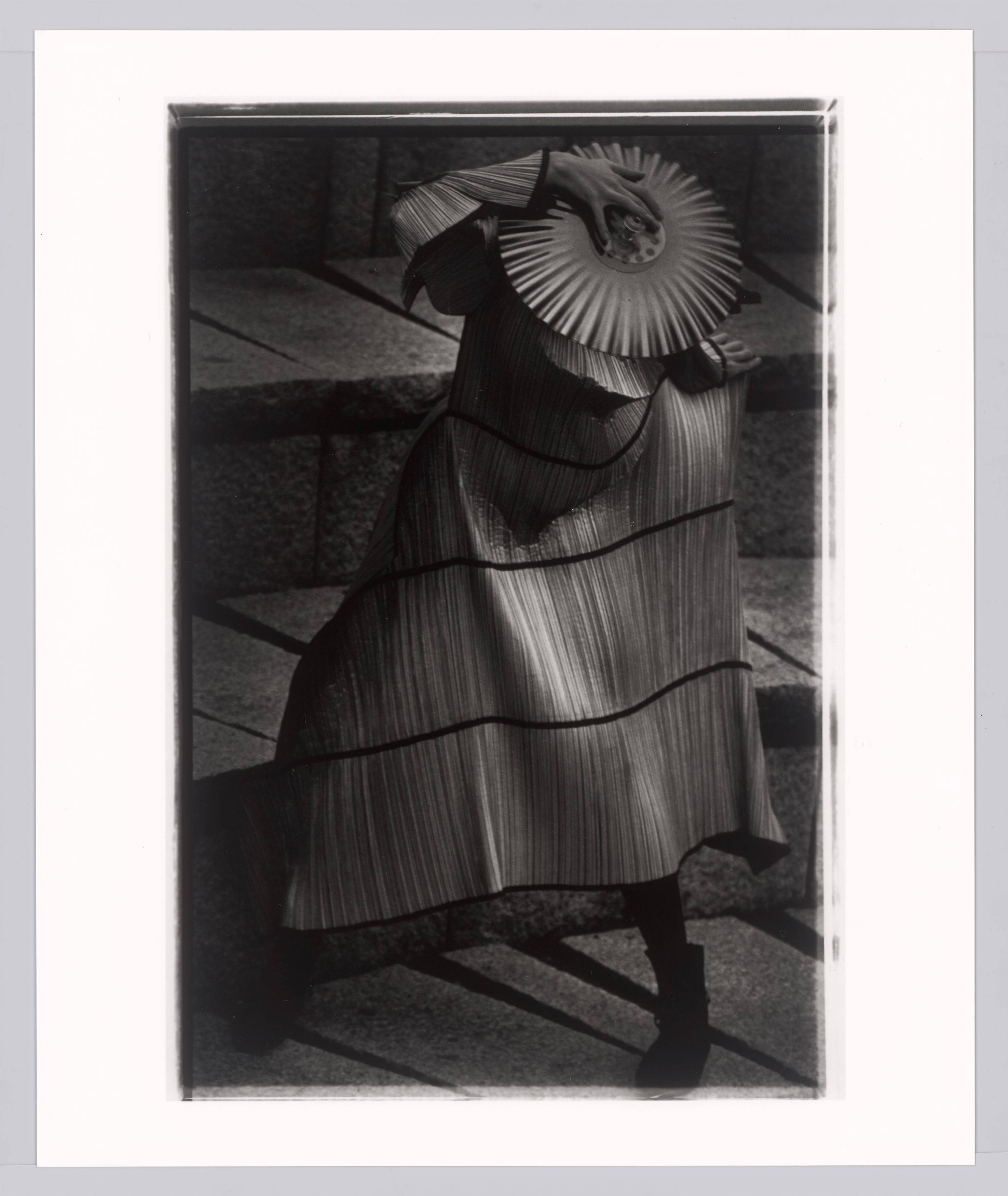 Auf diesem Bild ist das folgende Kunstwerk zu sehen: Yuriko Takagi. „Issey Miyake