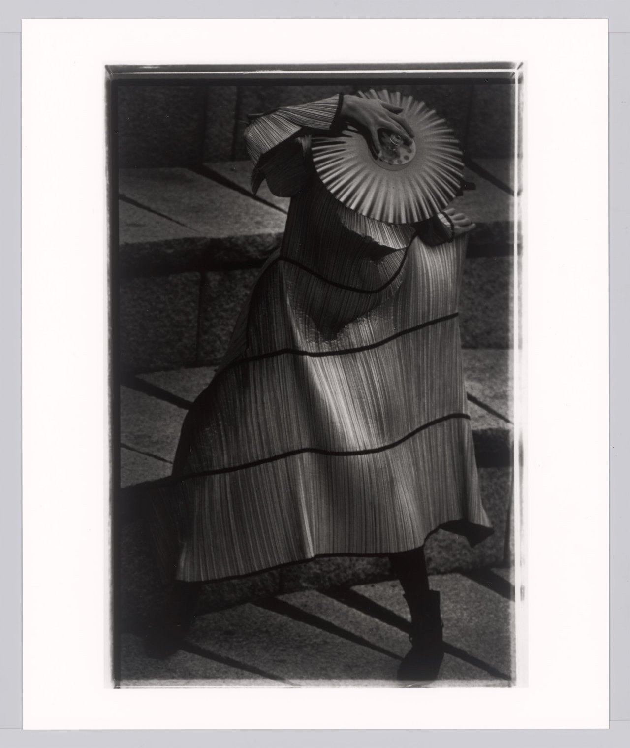 Auf diesem Bild ist das folgende Kunstwerk zu sehen: Yuriko Takagi. „Issey Miyake